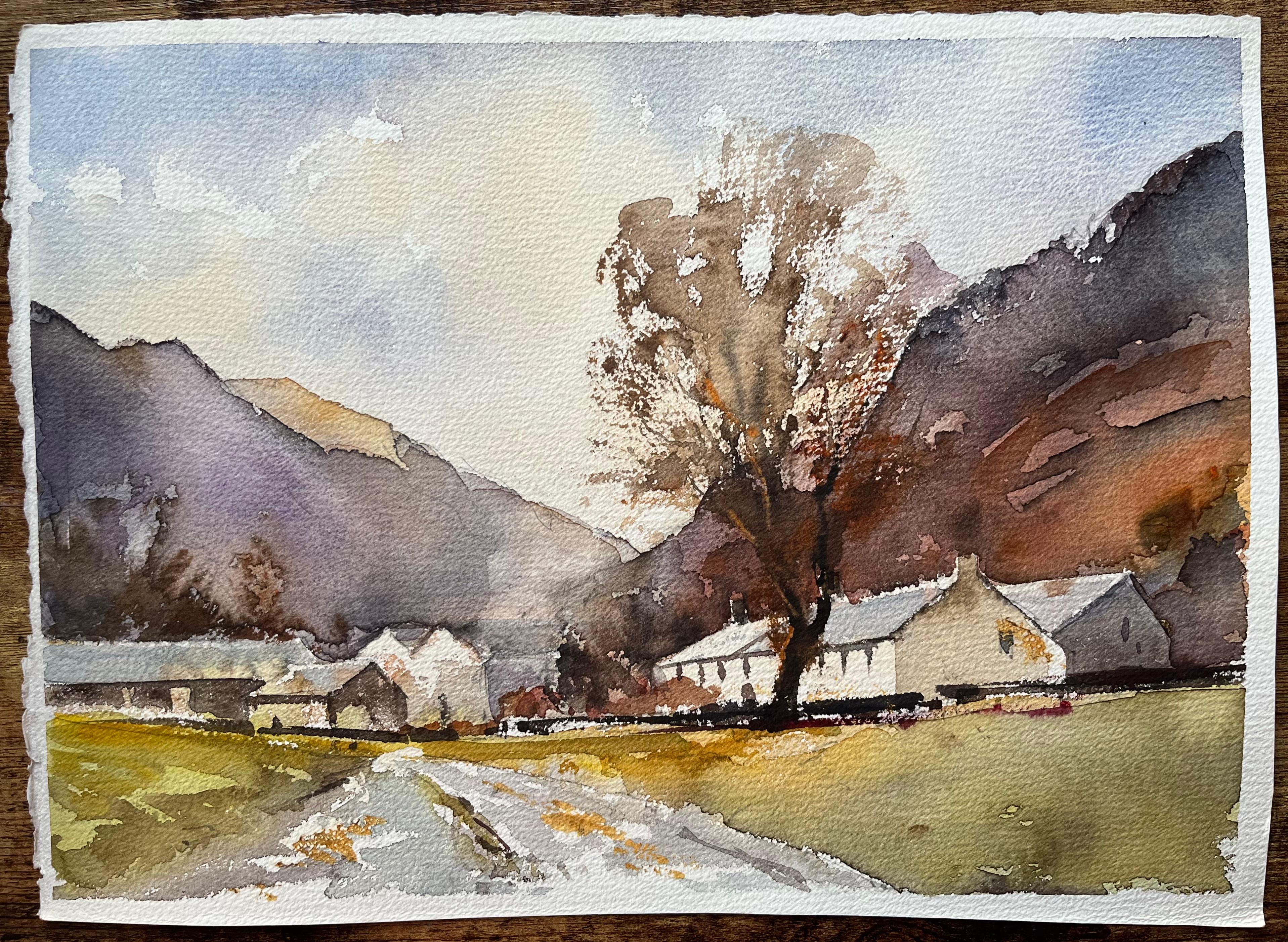 Acuarela impresionista británica de una aldea campestre bajo colinas ondulantes - Painting de Anthony Avery