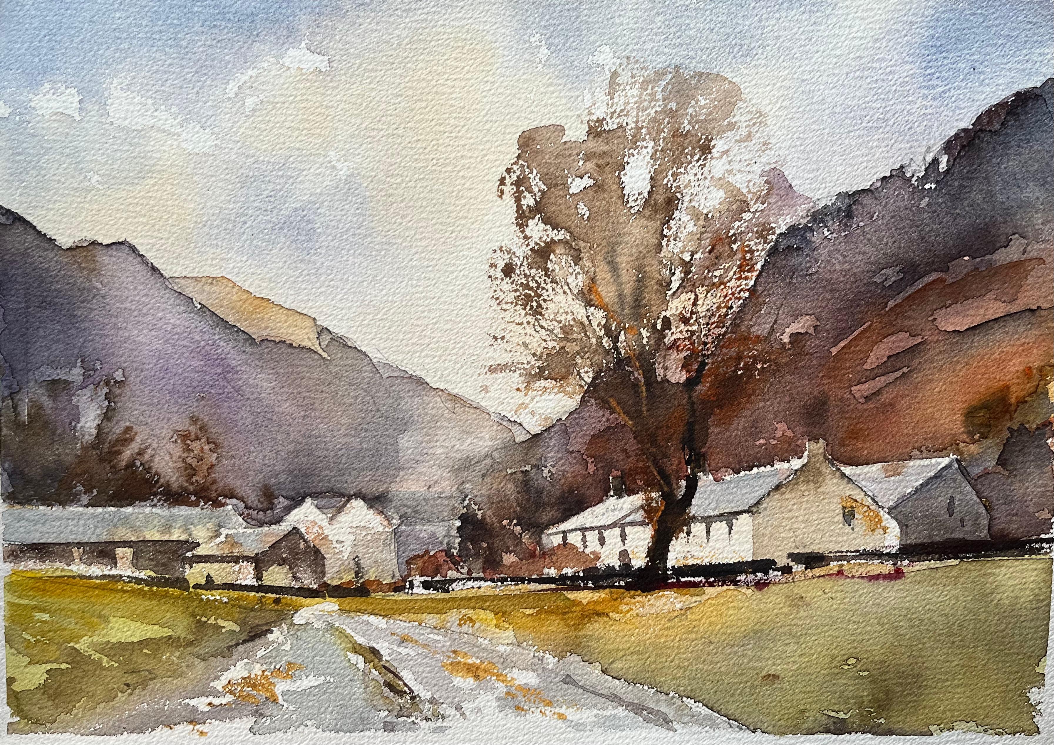 Landscape Painting de Anthony Avery - Acuarela impresionista británica de una aldea campestre bajo colinas ondulantes