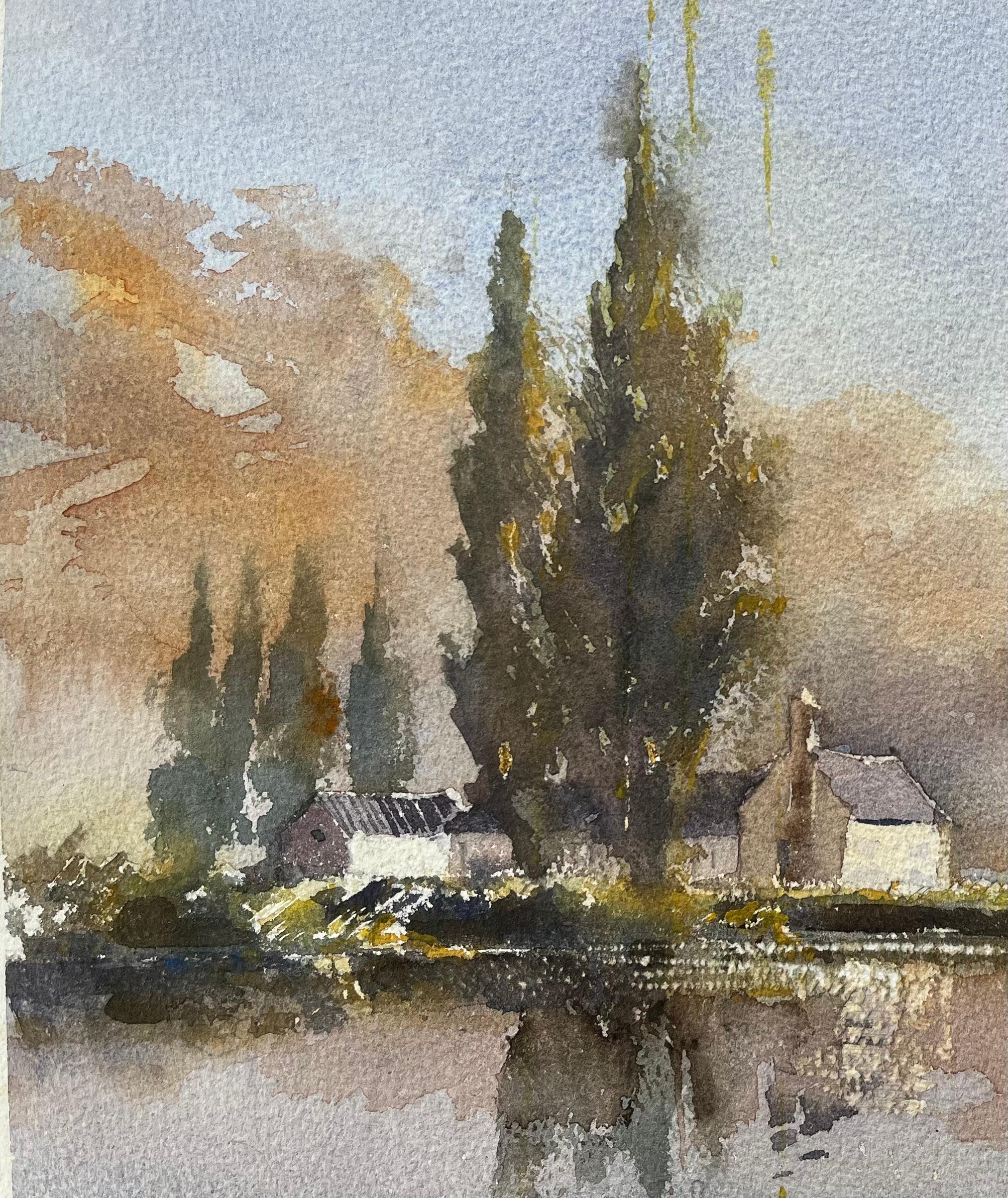Britisches impressionistisches Aquarell eines Bauernhofs an einem Fluss bei Sonnenuntergang (Grau), Landscape Painting, von Anthony Avery