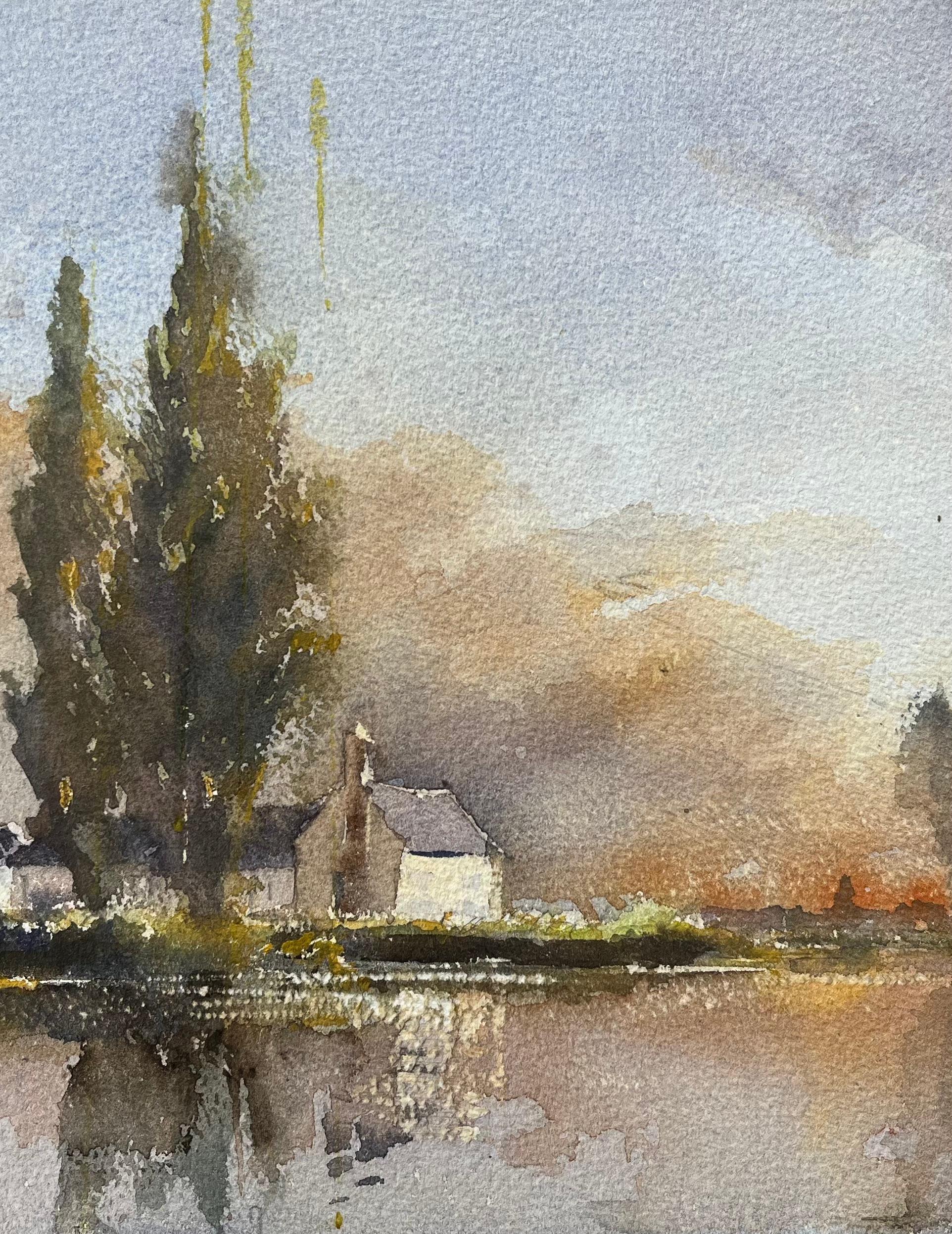 Titel: Britischer Impressionist - Aquarell eines Bauernhofs am Fluss bei Sonnenuntergang
von Anthony Avery (Brite 1946-2023)
Original-Aquarell auf Künstlerpapier, ungerahmt
Abmessungen: 11 x 15,25 Zoll (Höhe x Breite)
Zustand: Gut, mit leichten
