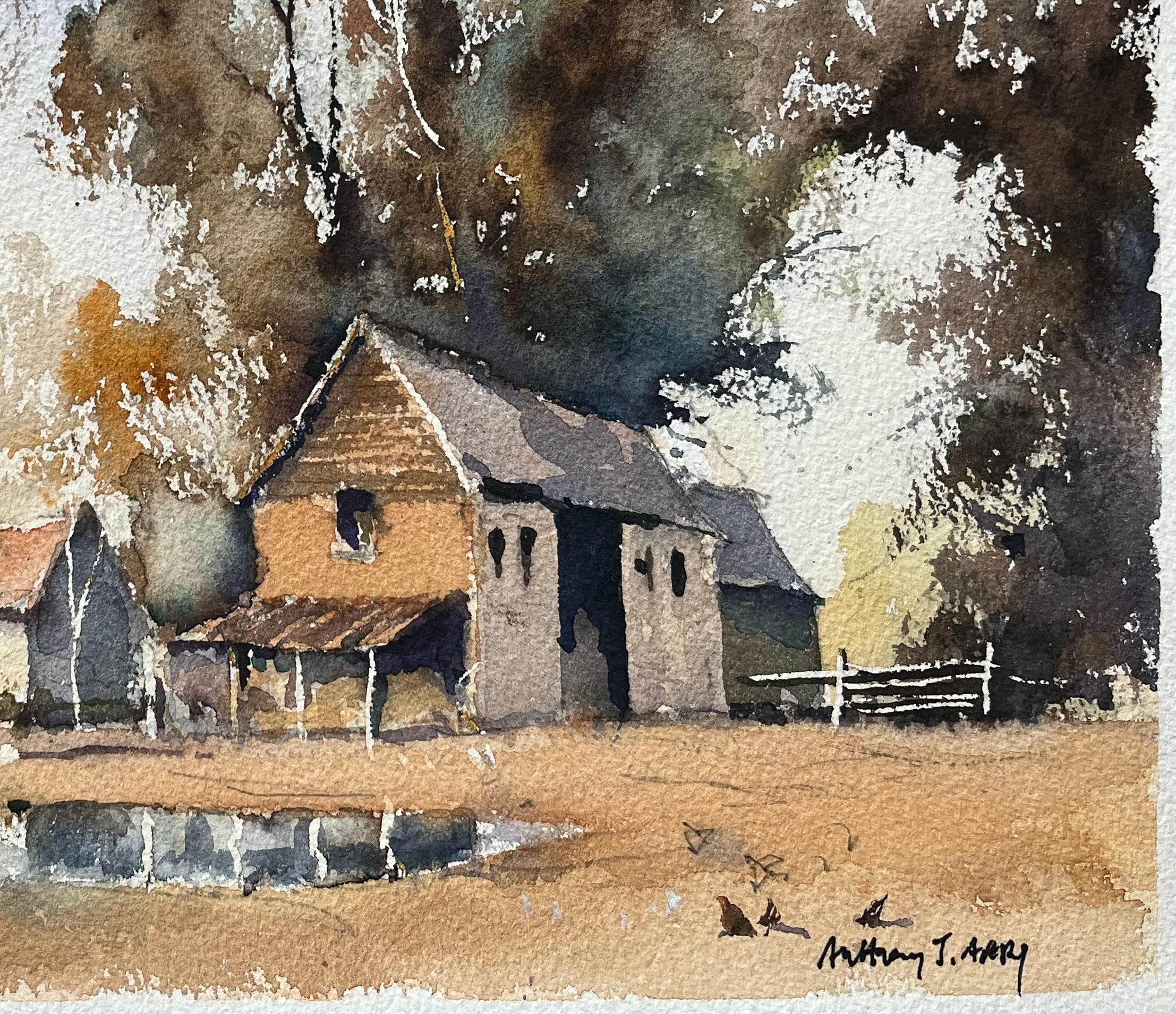 Aquarelle impressionniste britannique d'une cour de ferme avec dépendances et Church's - Gris Landscape Painting par Anthony Avery
