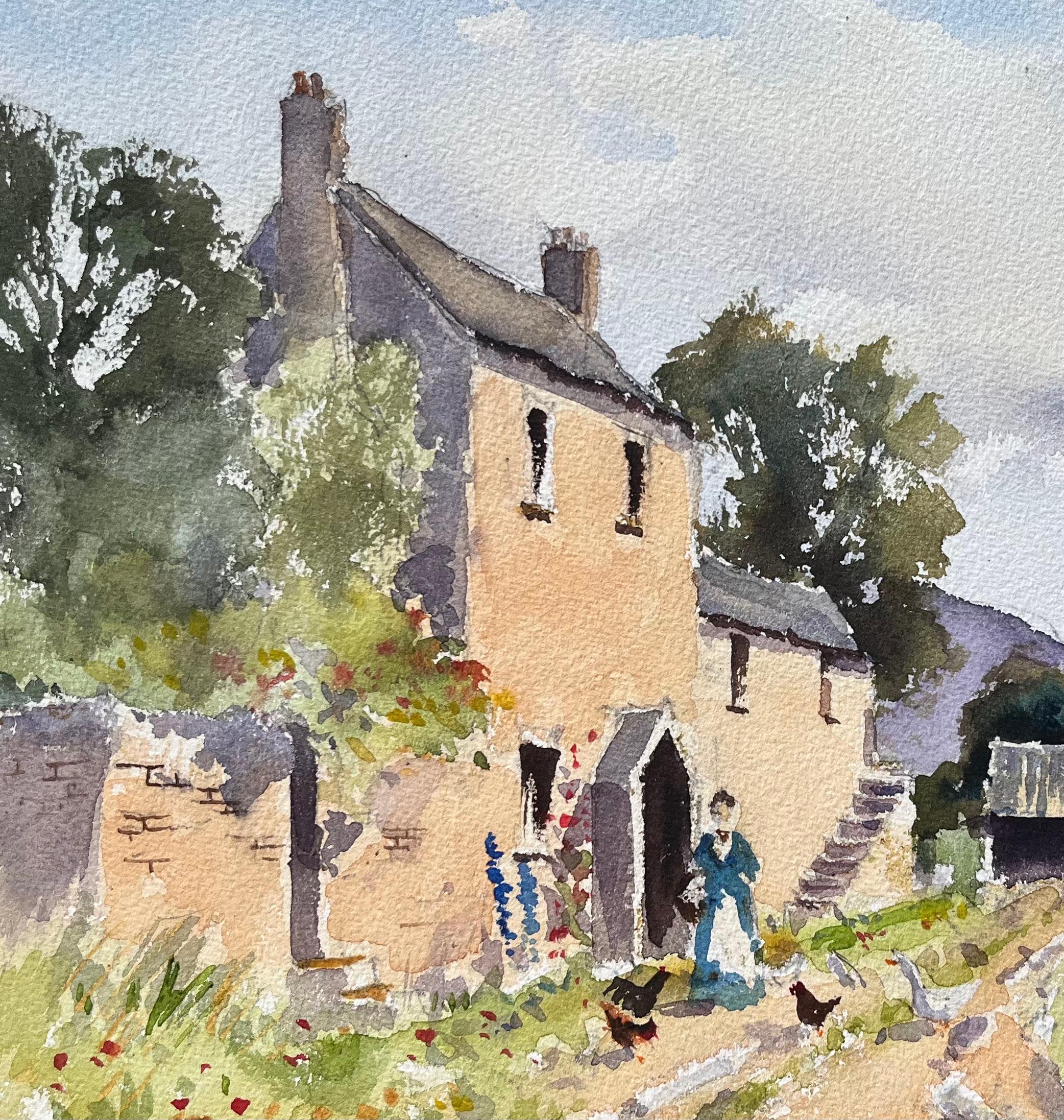 Britischer Impressionist Aquarell eines Bauernhauses mit einer Figur, die Hühner füttert (Impressionismus), Painting, von Anthony Avery