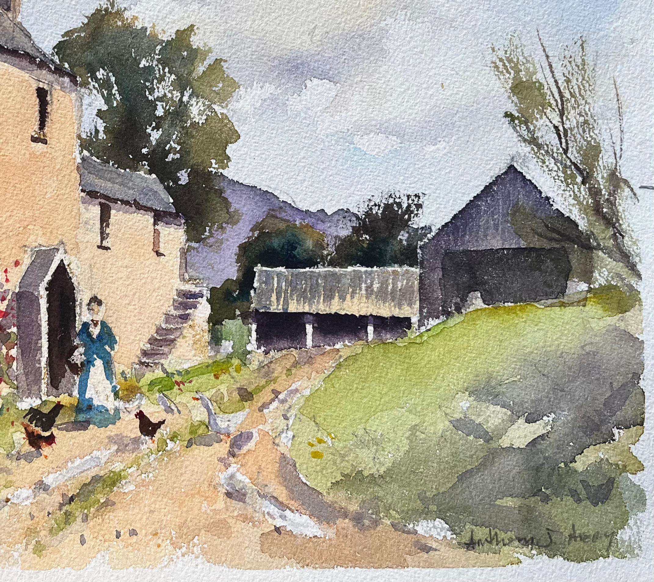 Britischer Impressionist Aquarell eines Bauernhauses mit einer Figur, die Hühner füttert (Grau), Landscape Painting, von Anthony Avery