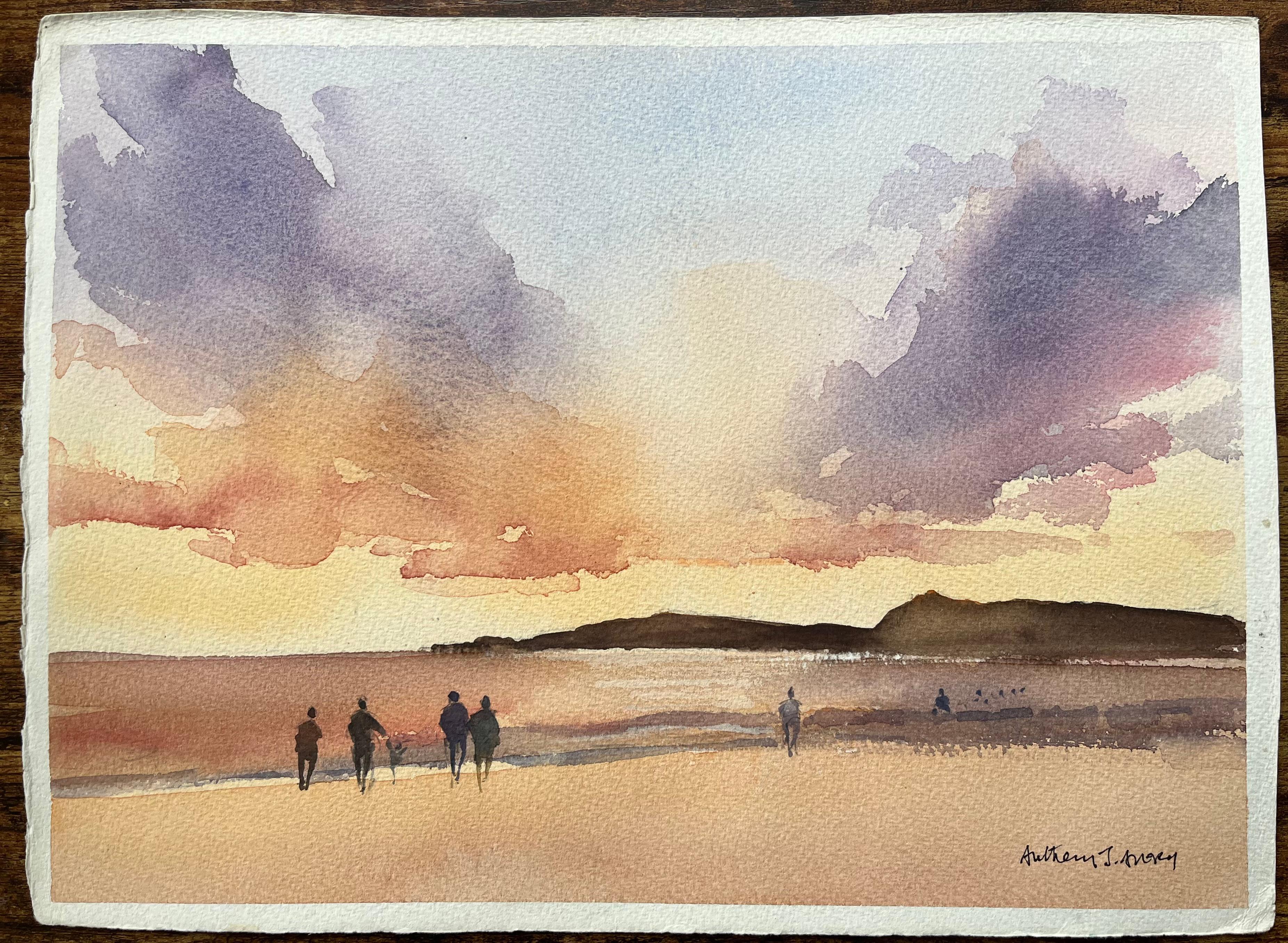 Acquerello impressionista britannico raffigurante una figura sulla spiaggia al tramonto - Painting di Anthony Avery