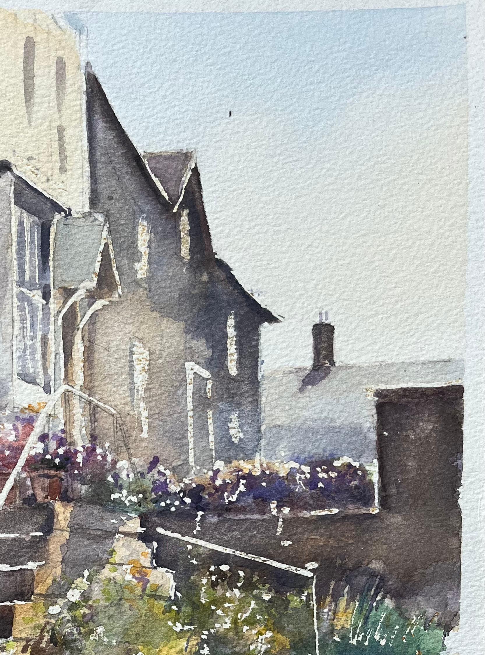 Titel: Aquarell eines britischen Impressionisten mit einer Blumentreppe und Häusern
Von Anthony Avery (Brite 1946-2023)
Original-Aquarell auf Künstlerpapier, ungerahmt
Abmessungen: 15,25 x 11,25 Zoll (Höhe x Breite)
Zustand: Gut, mit leichten