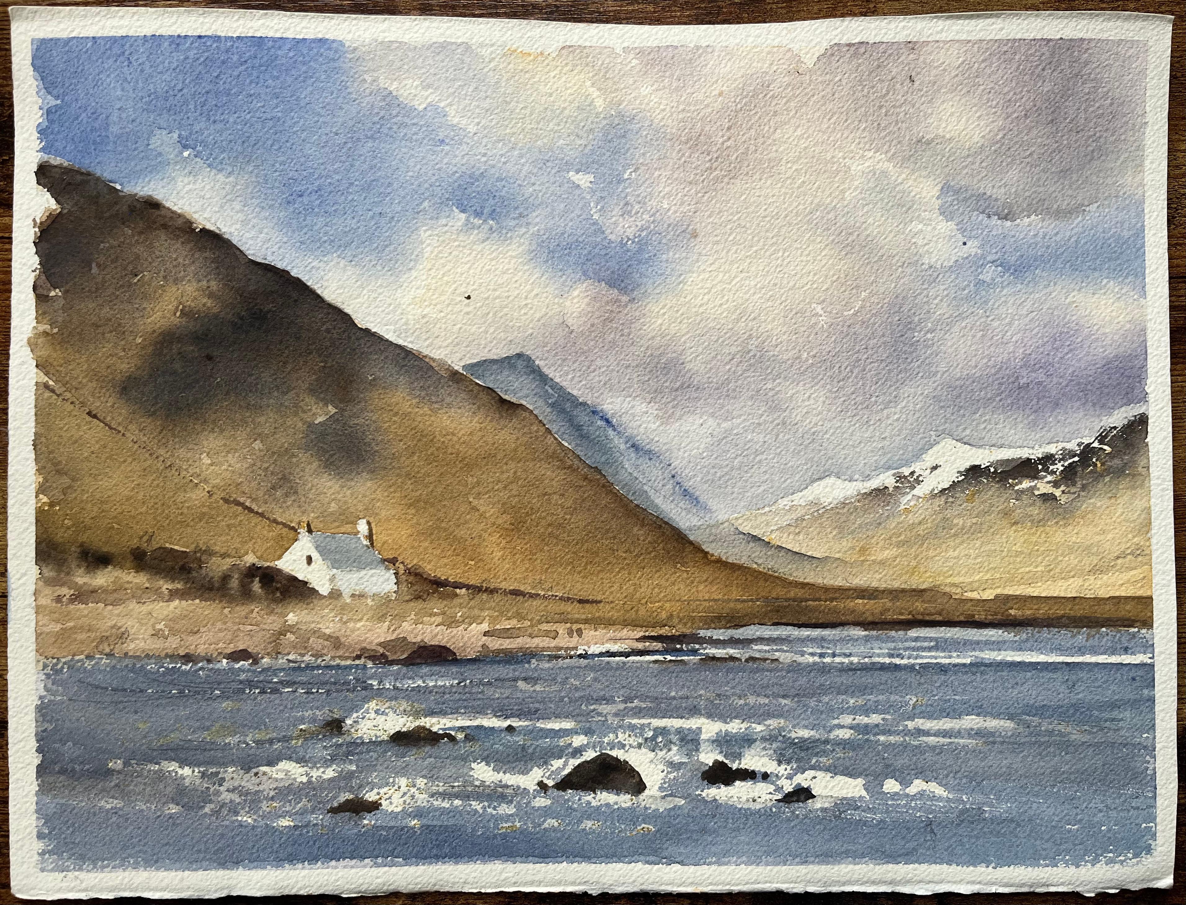 Acquerello impressionista britannico di un cottage delle Highlands e di un paesaggio montano - Painting di Anthony Avery