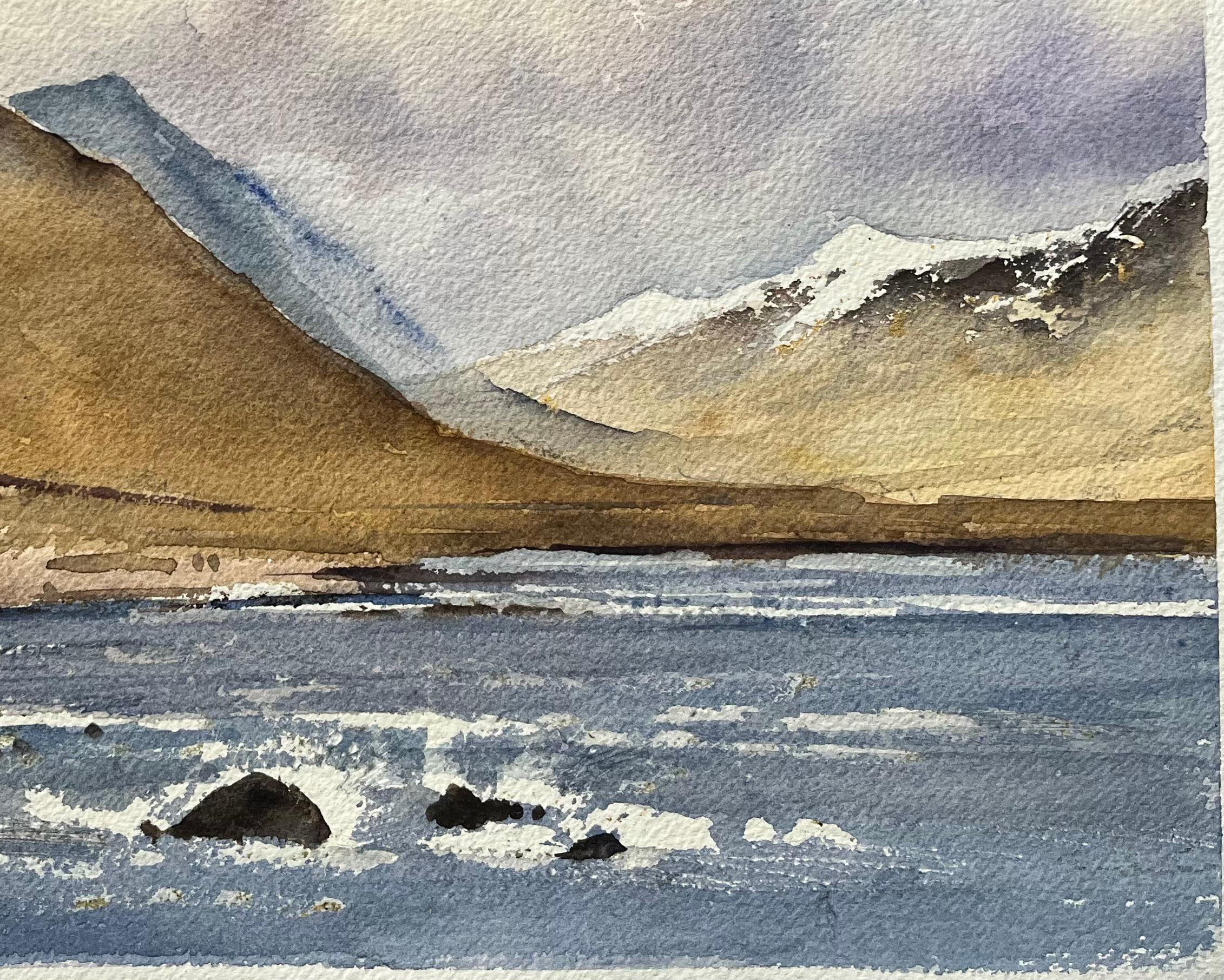 Acquerello impressionista britannico di un cottage delle Highlands e di un paesaggio montano - Landscape Painting Grigio di Anthony Avery