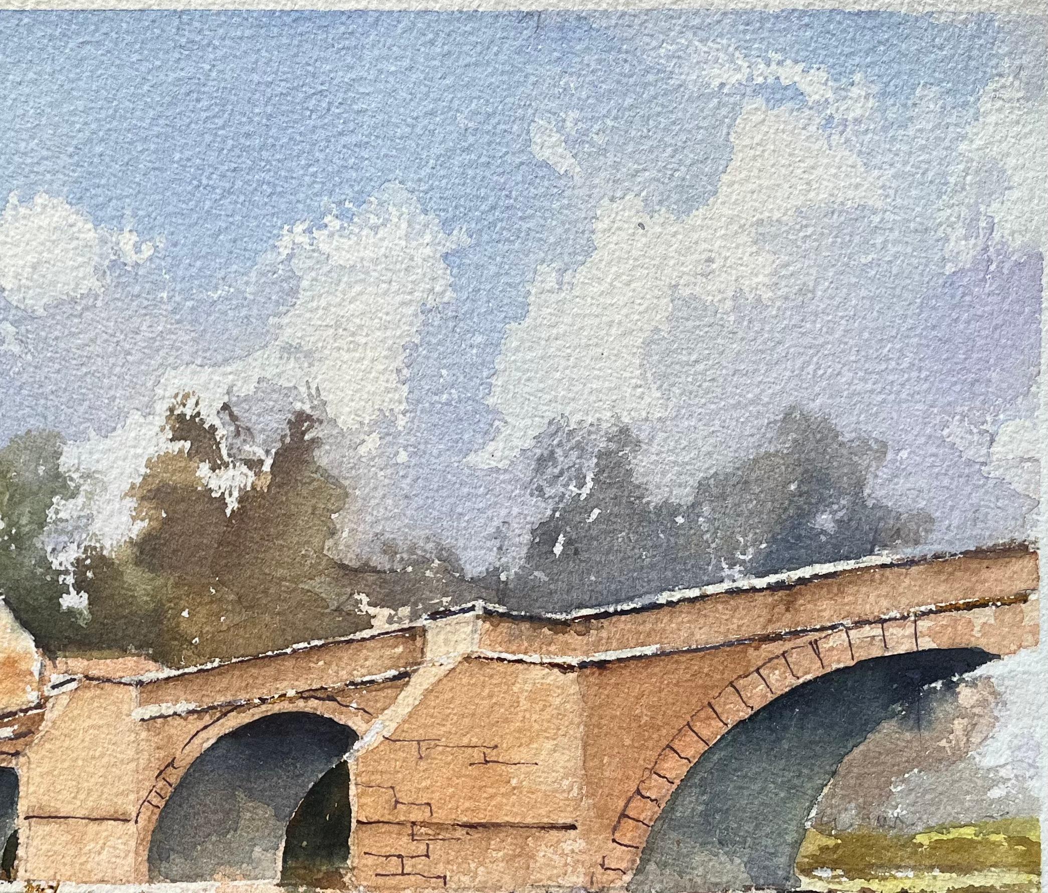 Acquerello impressionista britannico di un ponte storico in pietra e cottage - Landscape Painting Grigio di Anthony Avery