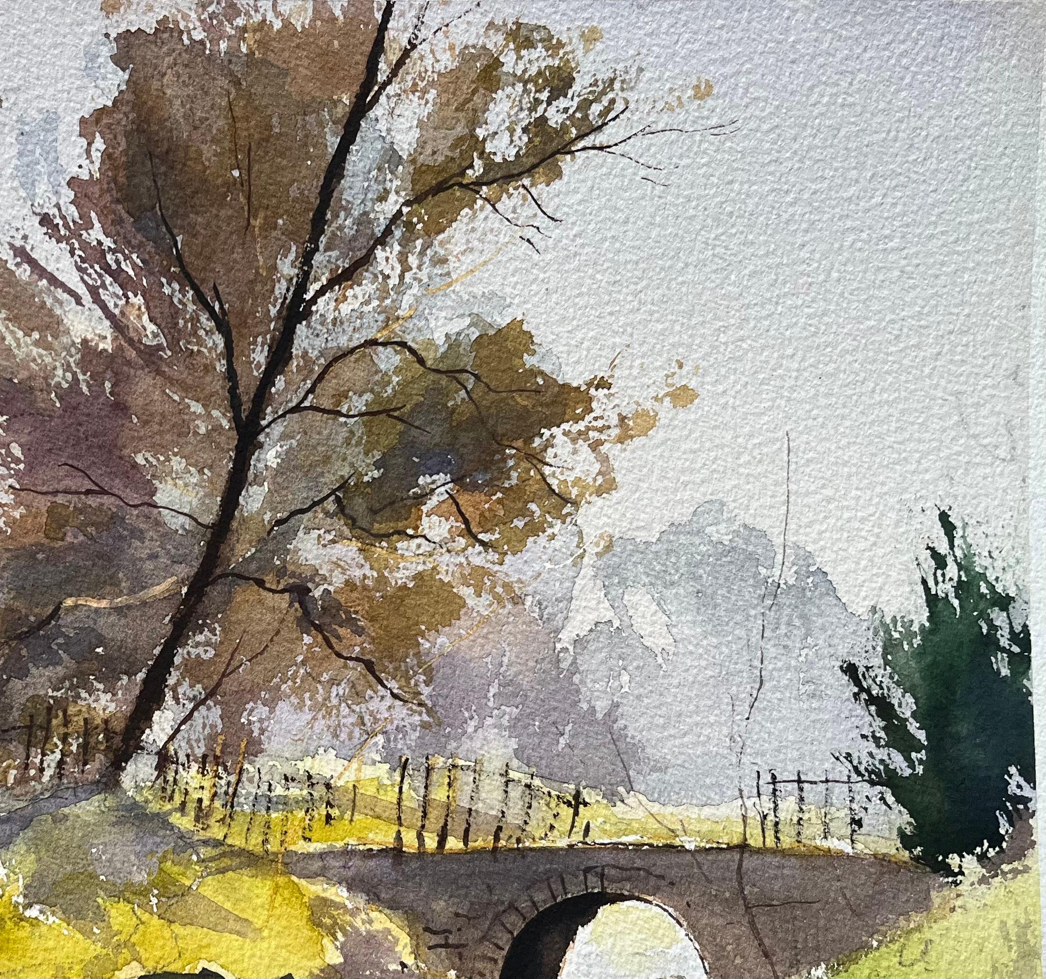 Britisches impressionistisches Aquarell eines Hauses und einer Steinbrücke über einem Fluss (Braun), Landscape Painting, von Anthony Avery