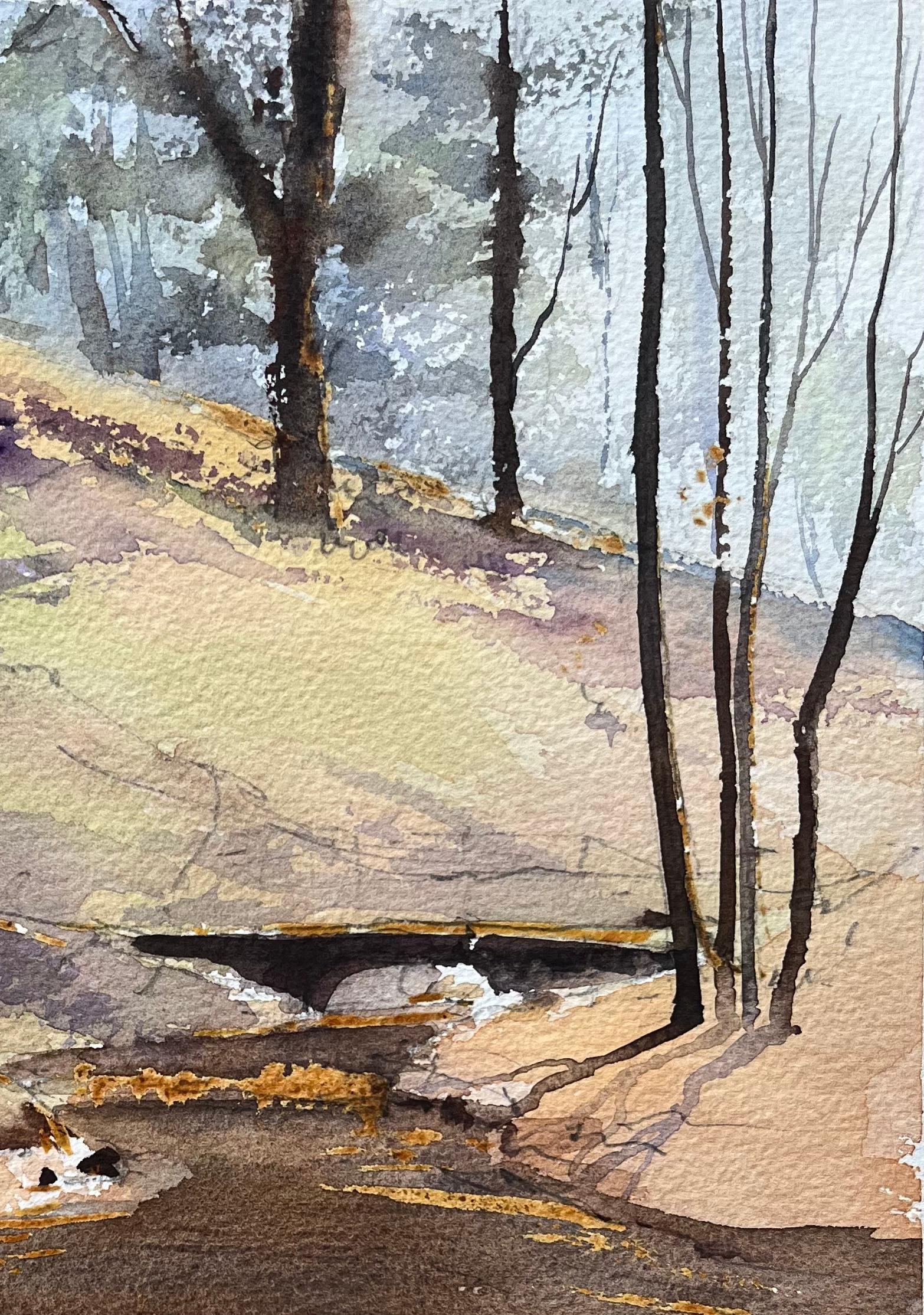 Aquarelle impressionniste britannique d'un ruisseau meanderant à travers des bois éclairés - Impressionnisme Painting par Anthony Avery