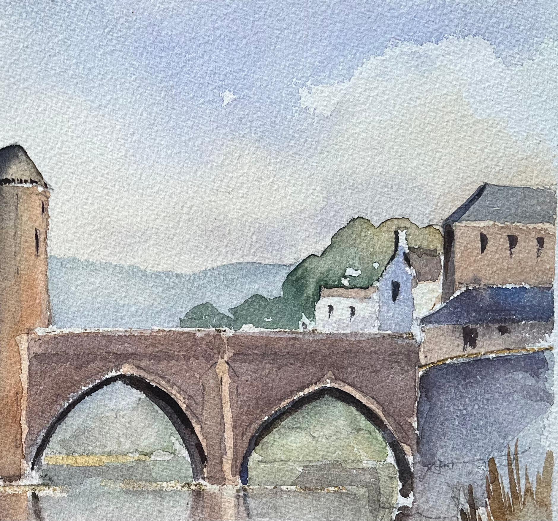 Britisches impressionistisches Aquarell einer mittelalterlichen Brücke über einem heiteren Fluss (Grau), Landscape Painting, von Anthony Avery