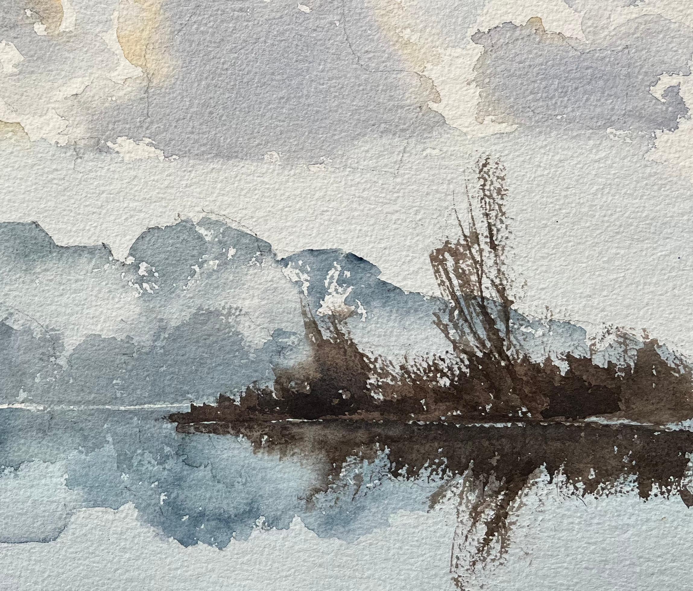 Titel: Britischer Impressionist Aquarell einer nebligen Flusslandschaft mit Kirchturmspitze
Von Anthony Avery (Brite 1946-2023)
Original-Aquarell auf Künstlerpapier, ungerahmt
Abmessungen: 11,25 x 15 Zoll (Höhe x Breite)
Zustand: Gut, mit leichten