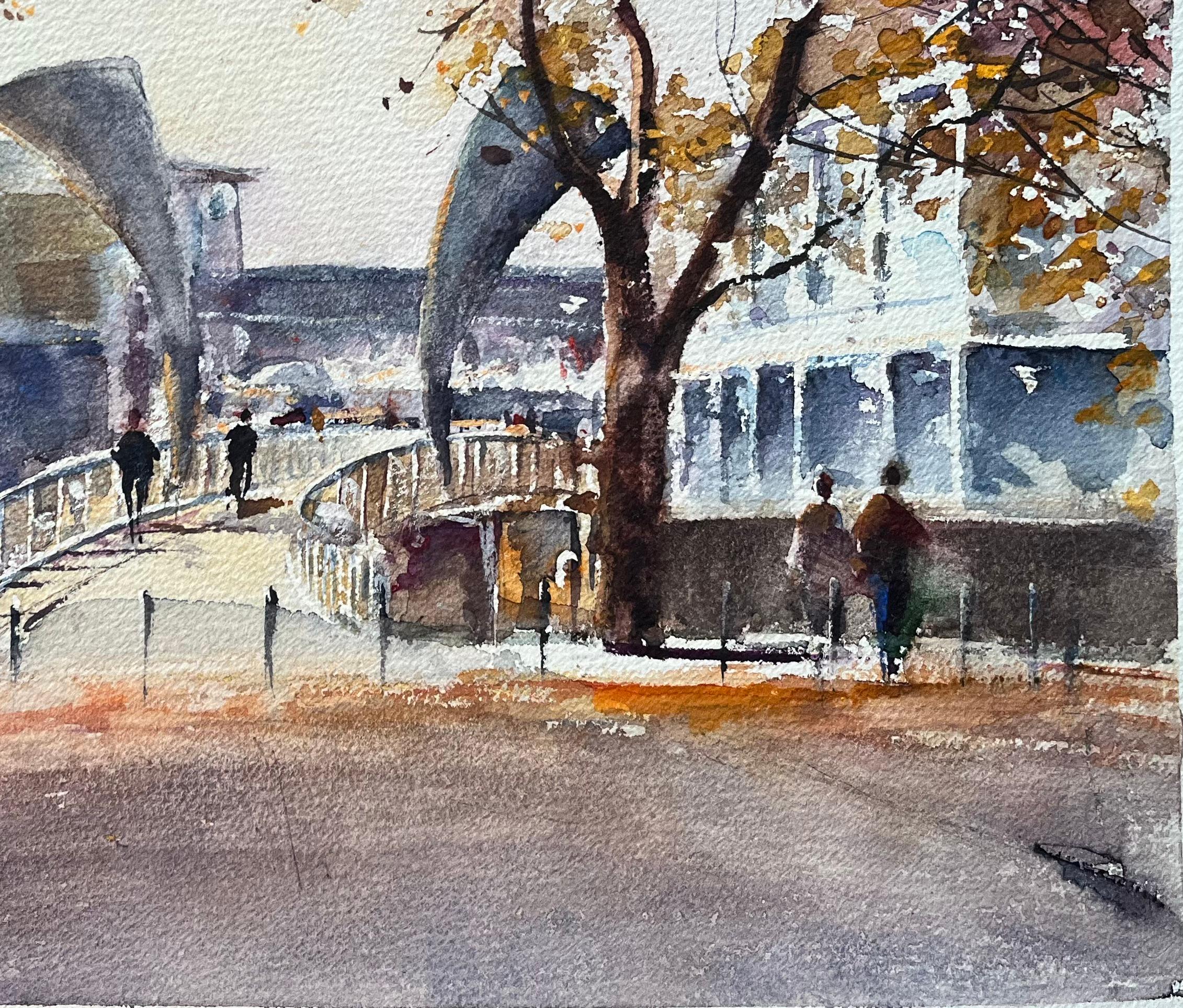 Acuarela impresionista británica de un moderno puente peatonal en otoño - Painting Impresionista de Anthony Avery