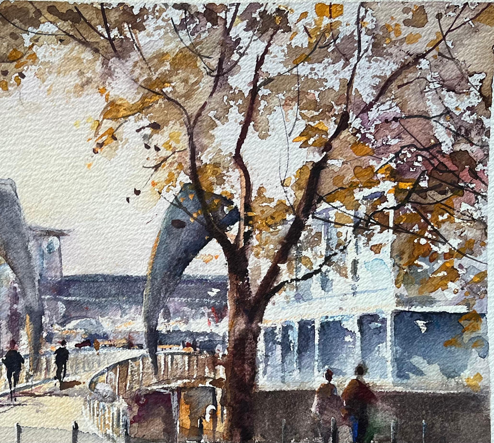 Acuarela impresionista británica de un moderno puente peatonal en otoño - Landscape Painting Gris de Anthony Avery