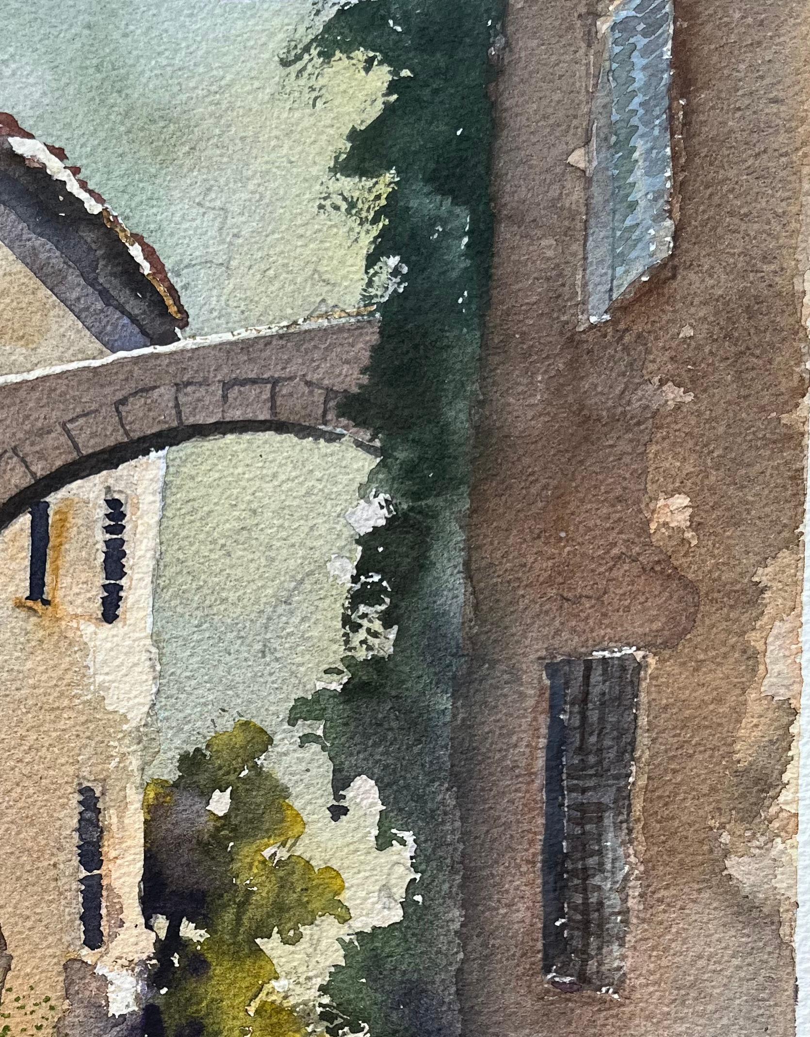 Titel: Aquarell eines britischen Impressionisten mit einem malerischen Torbogen und einer Gasse
Von Anthony Avery (Brite 1946-2023)
Original-Aquarell auf Künstlerpapier, ungerahmt
Abmessungen: 15,25 x 11,25 Zoll (Höhe x Breite)
Zustand: Gut, mit