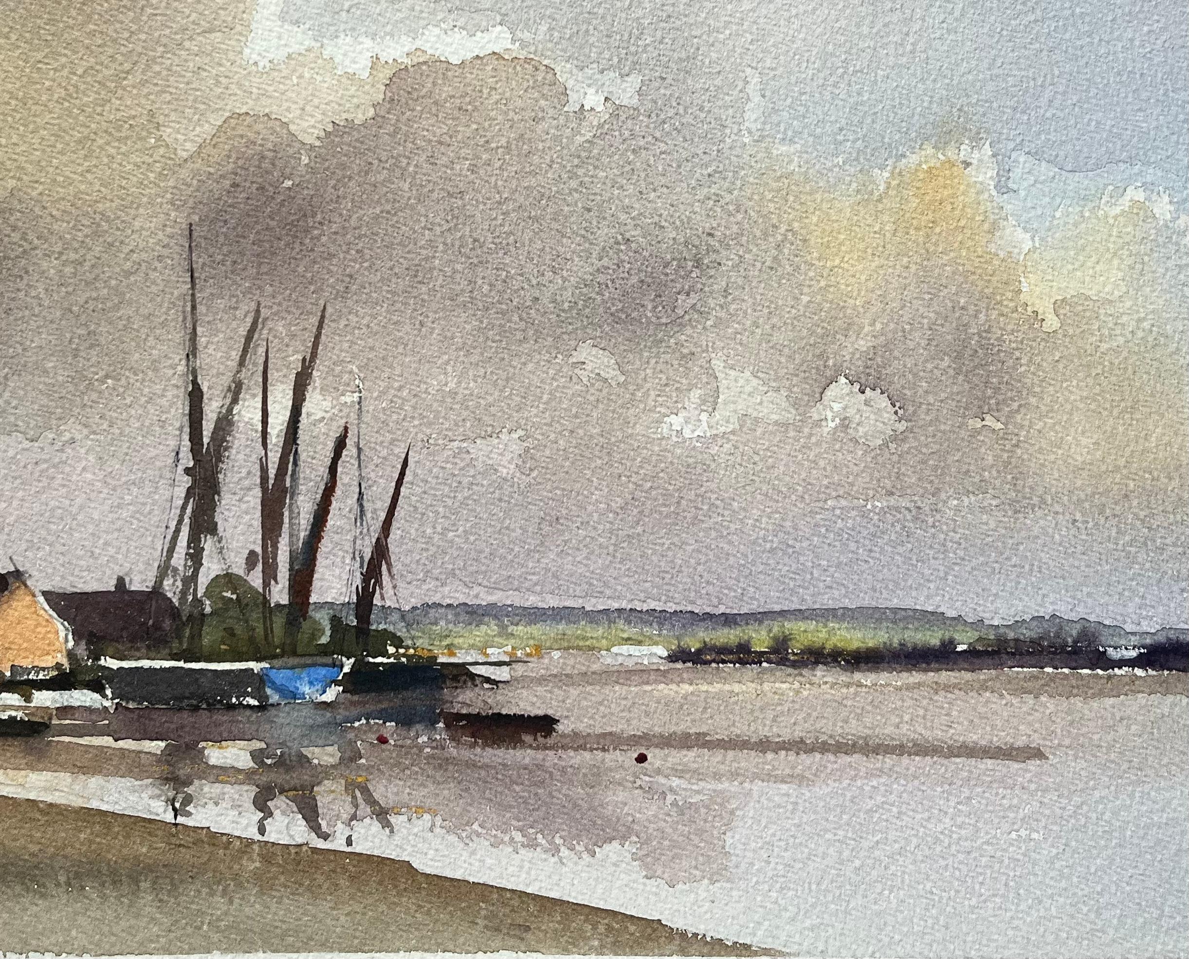 Titel: Britischer Impressionist - Aquarell eines ruhigen Hafens mit Segelbooten und stimmungsvollem Himmel
Von Anthony Avery (Brite 1946-2023)
Original-Aquarell auf Künstlerpapier, ungerahmt
Abmessungen: 11,25 x 15,25 Zoll (Höhe x Breite)
Zustand:
