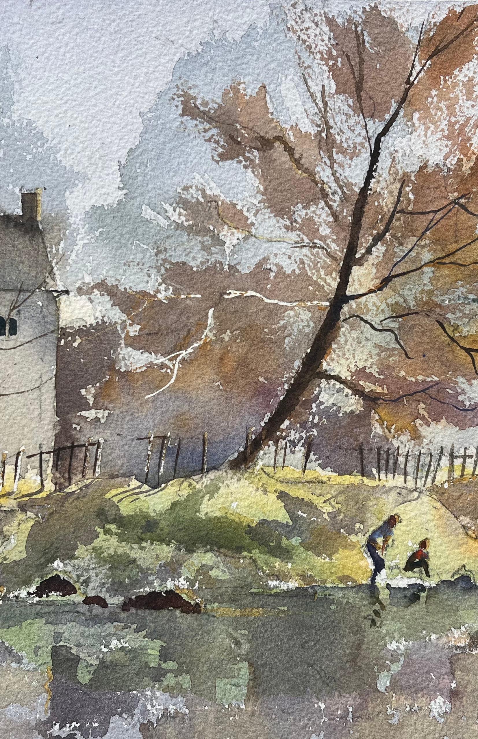 Acuarela impresionista británica de una casa junto al río y un puente de arco en otoño - Landscape Painting Gris de Anthony Avery