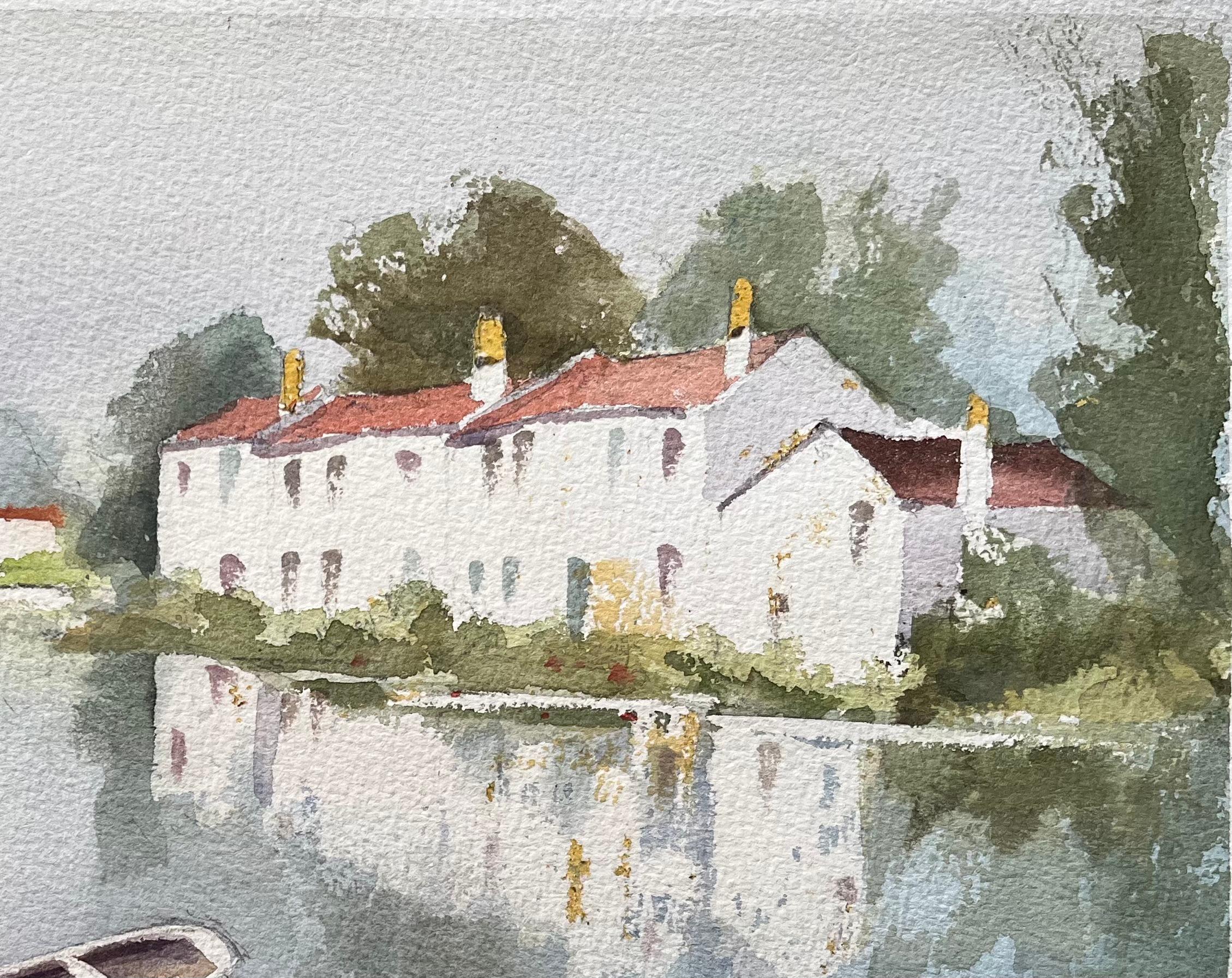 Acuarela impresionista británica de una escena ribereña con casitas y barcas - Landscape Painting Gris de Anthony Avery