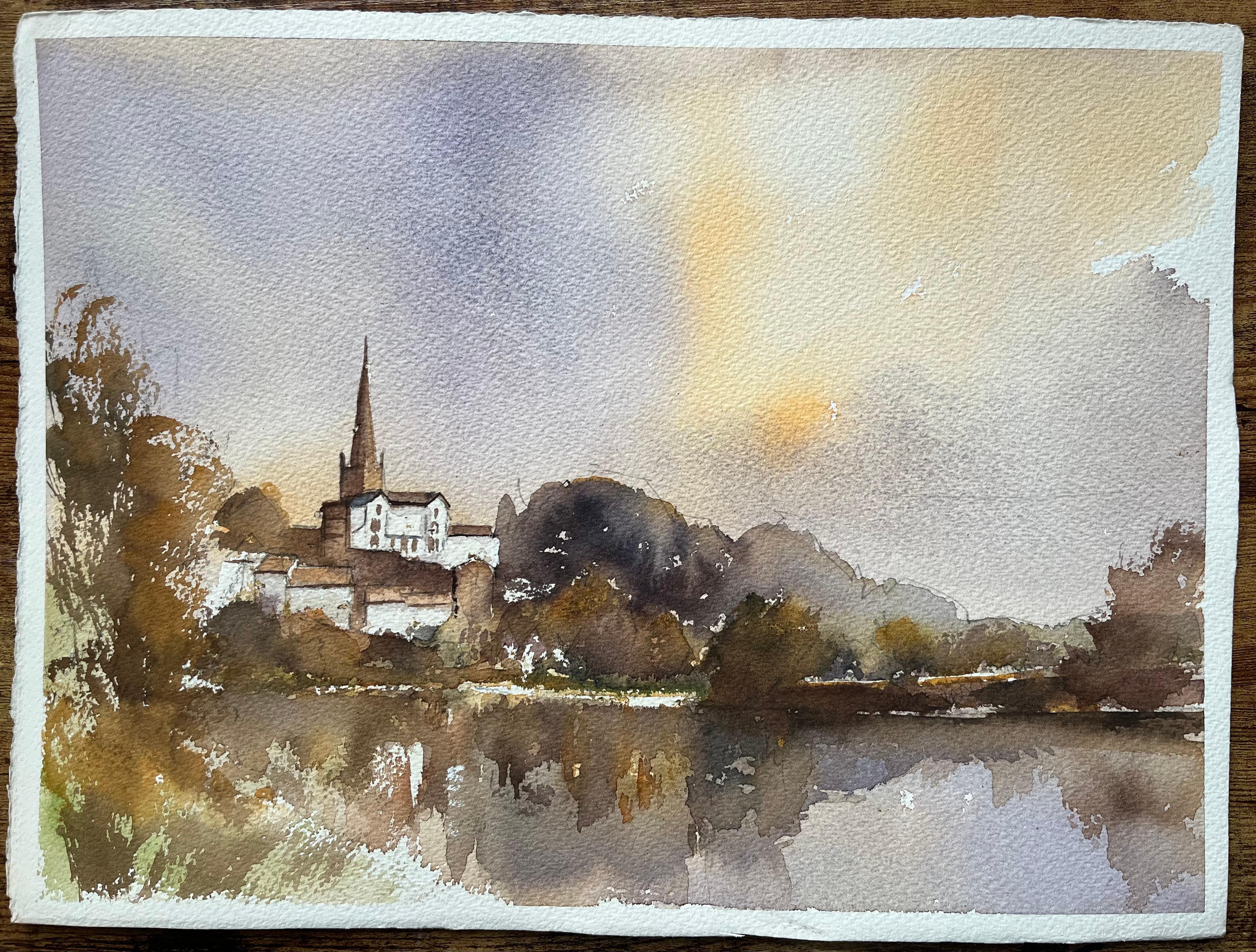 Acuarela impresionista británica de un pueblo ribereño y una iglesia al atardecer - Painting de Anthony Avery