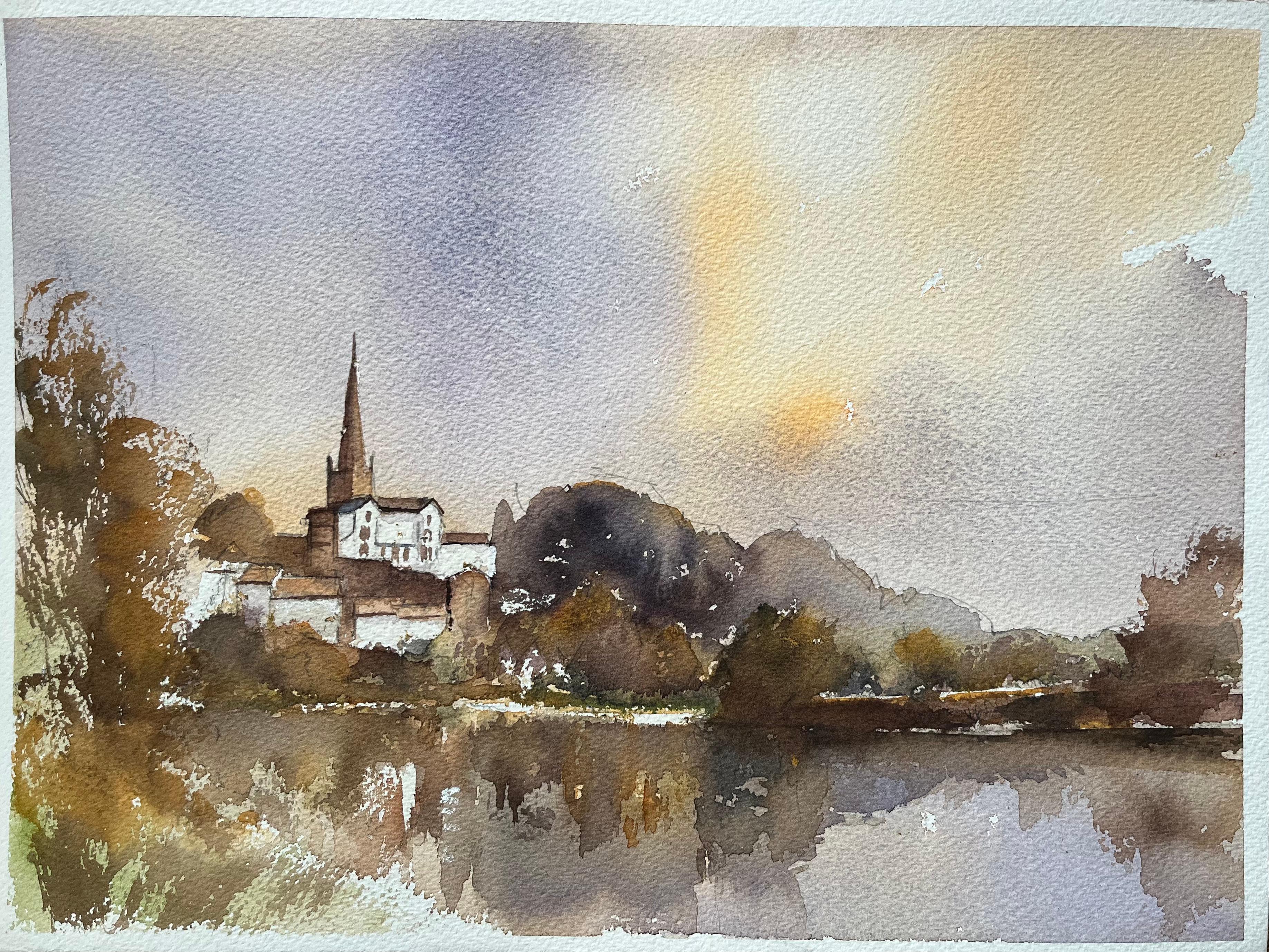 Landscape Painting de Anthony Avery - Acuarela impresionista británica de un pueblo ribereño y una iglesia al atardecer