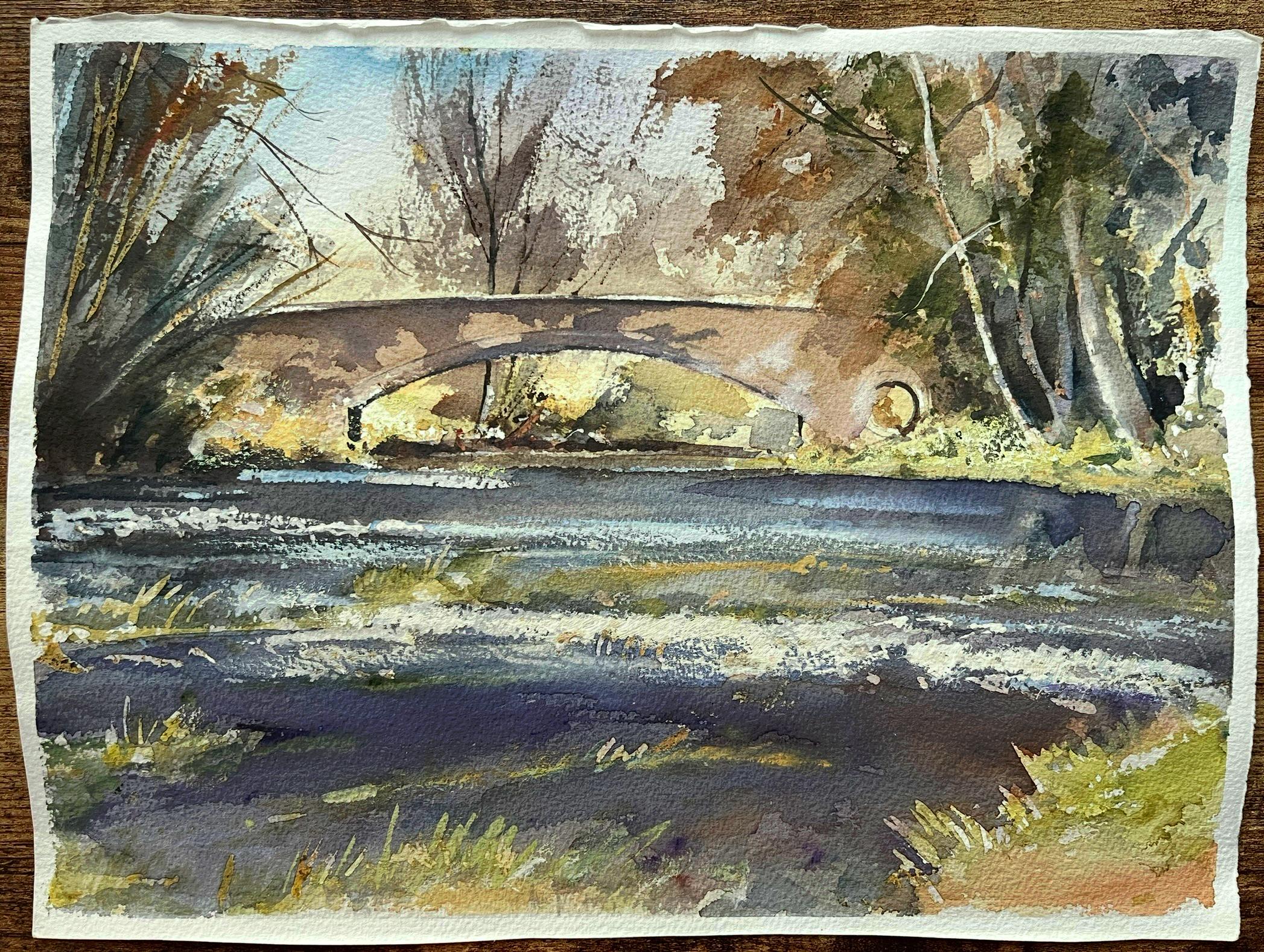 Acuarela impresionista británica de un rústico puente de piedra sobre un río tranquilo - Painting de Anthony Avery