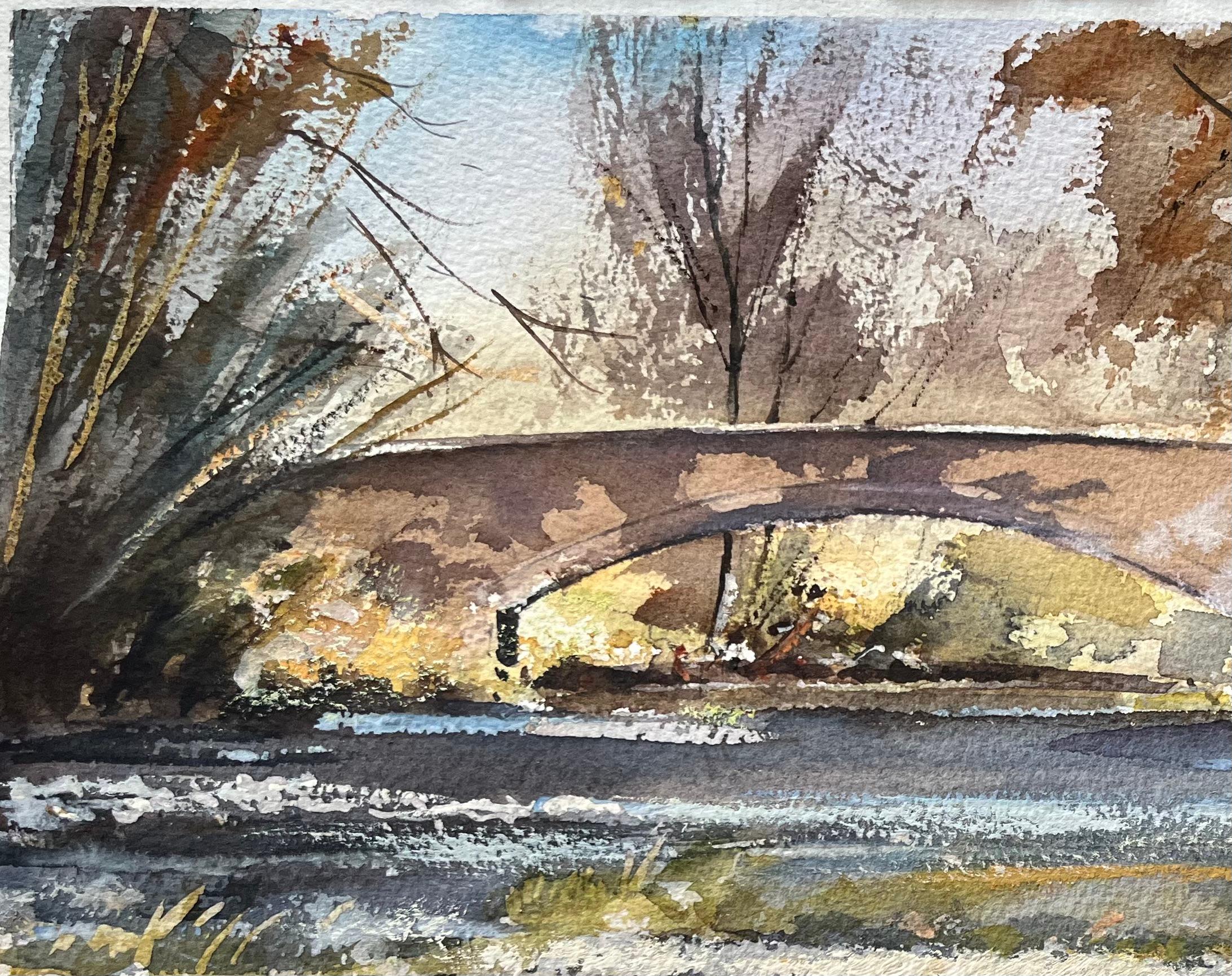 Acuarela impresionista británica de un rústico puente de piedra sobre un río tranquilo - Painting Impresionista de Anthony Avery