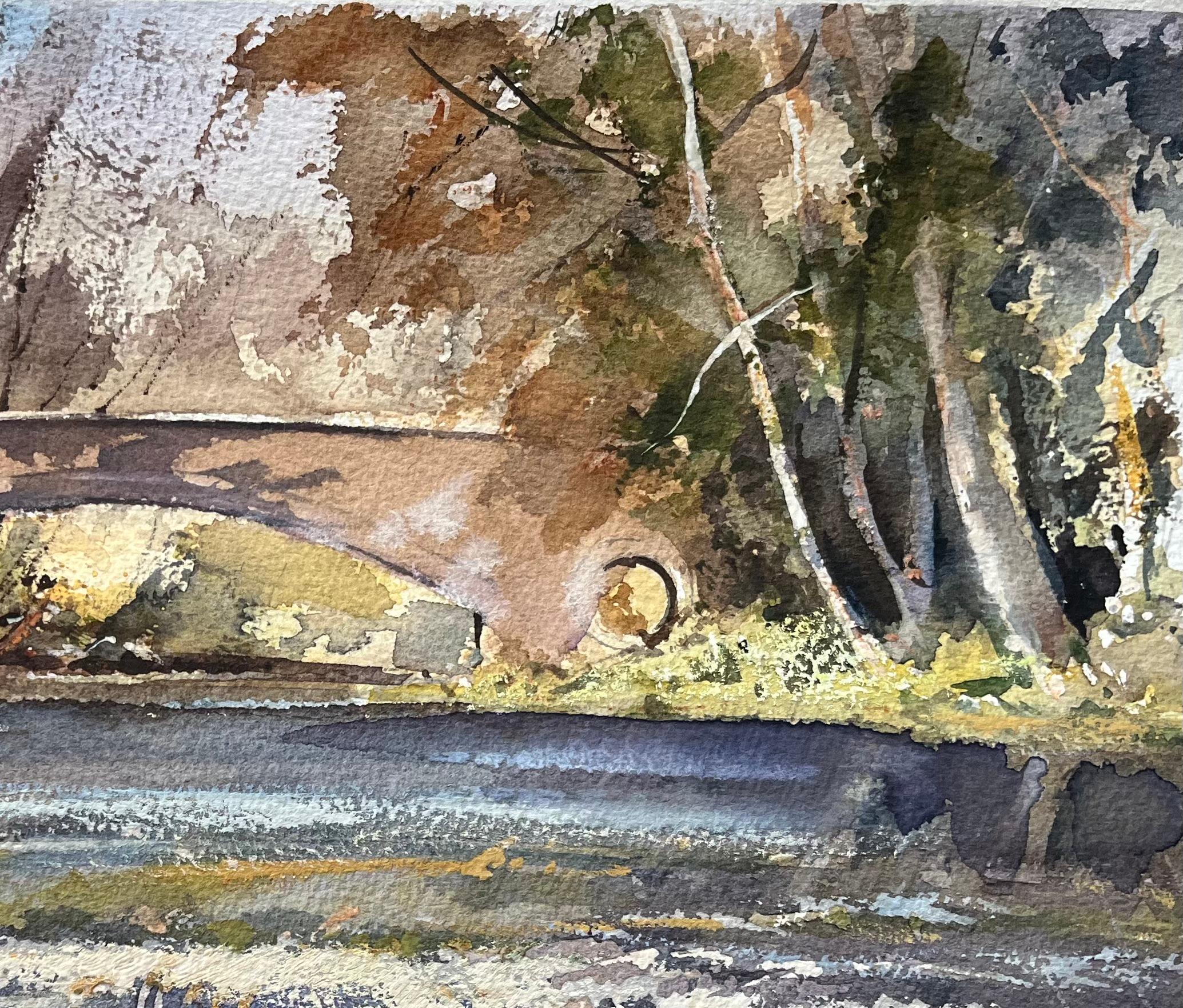 Acuarela impresionista británica de un rústico puente de piedra sobre un río tranquilo - Landscape Painting Gris de Anthony Avery