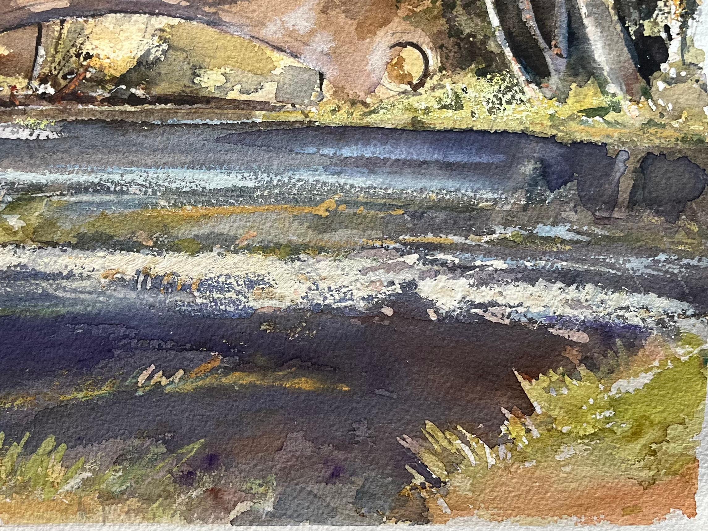 Título: Acuarela impresionista británica de un puente rústico de piedra sobre un río tranquilo
Por Anthony Avery (británico 1946-2023)
Acuarela original sobre papel de artista, sin enmarcar
Dimensiones: 11,25 x 15 pulgadas (Alto x Ancho)
Estado: