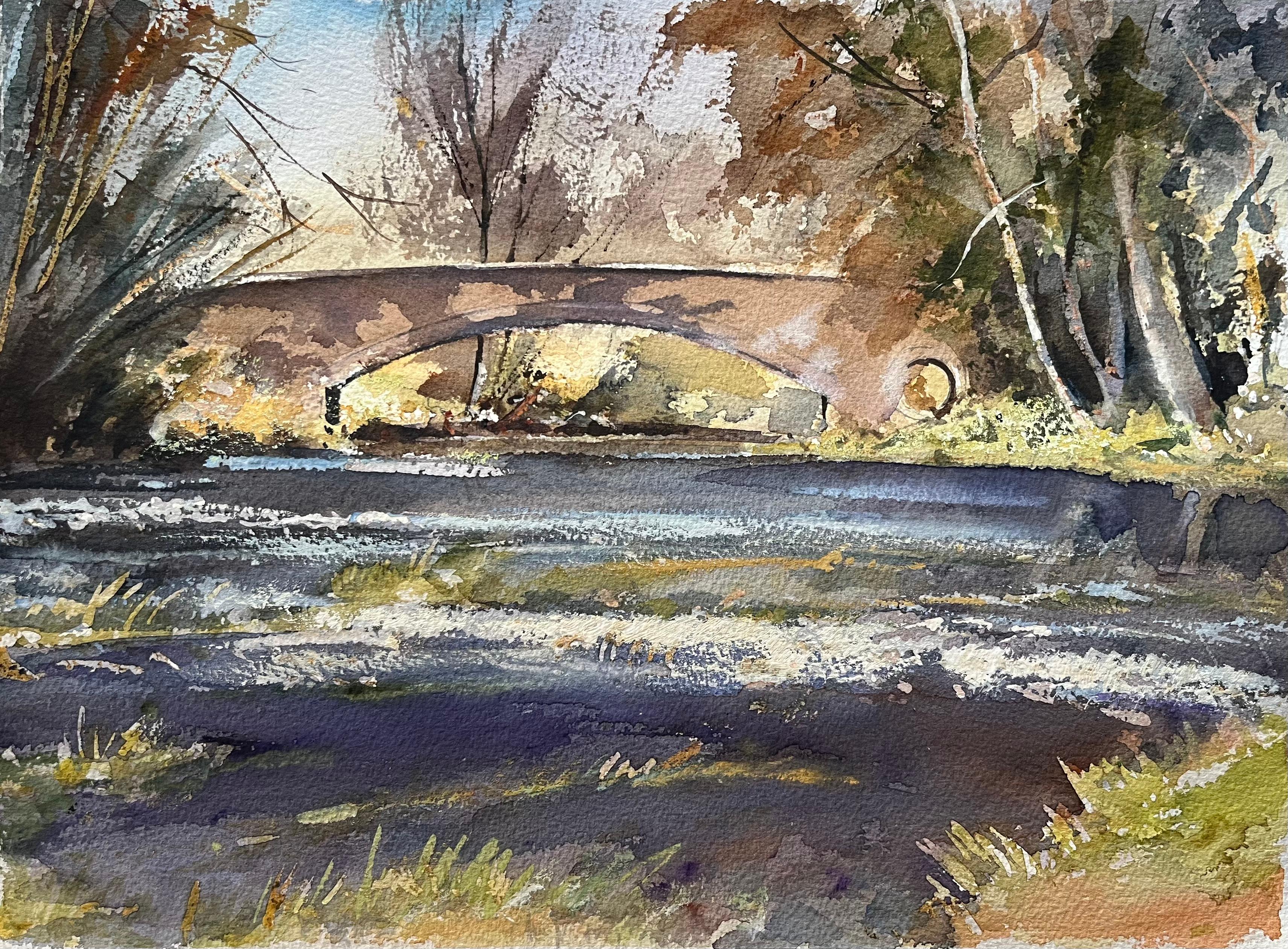 Landscape Painting de Anthony Avery - Acuarela impresionista británica de un rústico puente de piedra sobre un río tranquilo