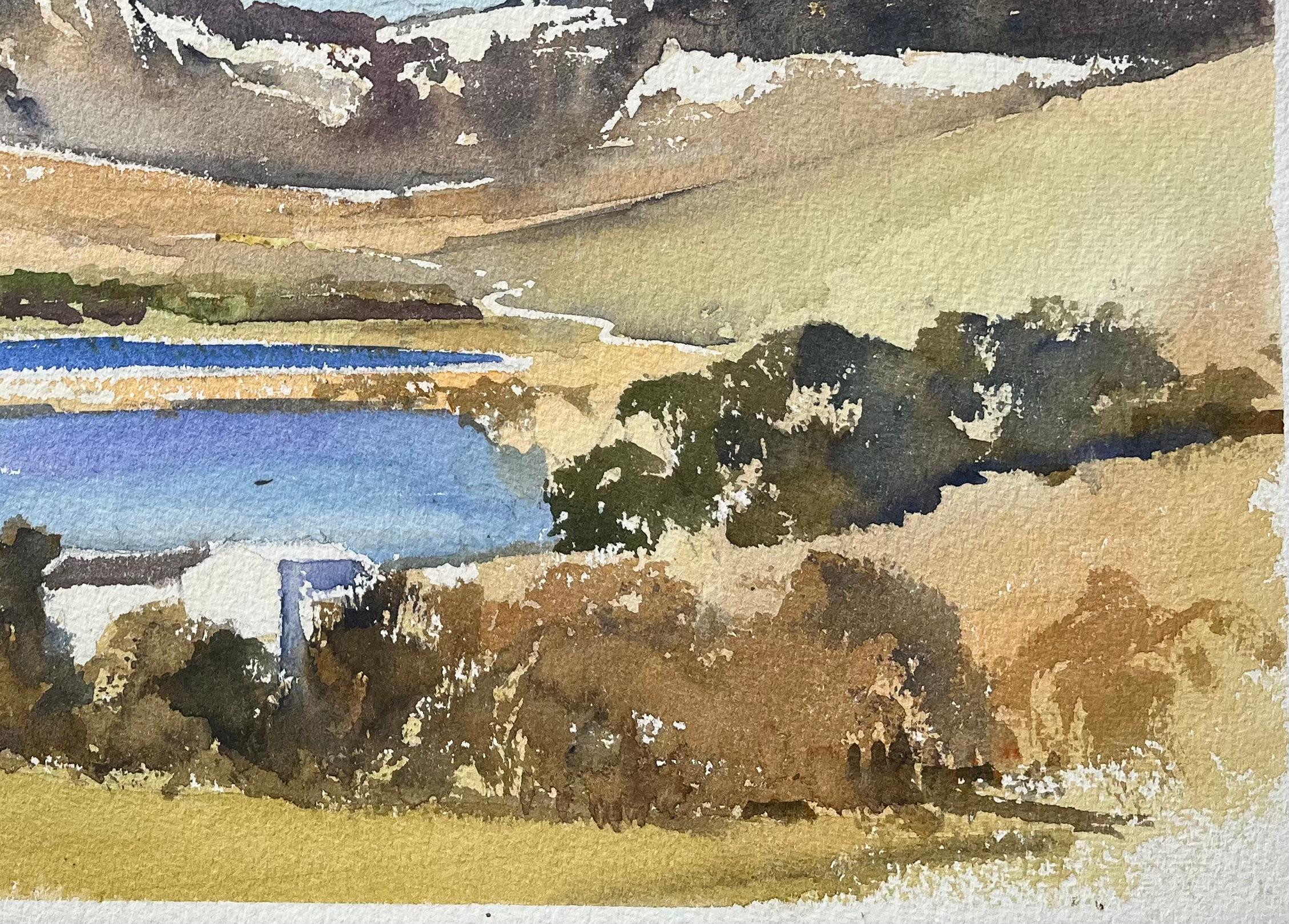 Titel: Britischer Impressionist Aquarell eines schneebedeckten Gebirges und eines Sees
Von Anthony Avery (Brite 1946-2023)
Original-Aquarell auf Künstlerpapier, ungerahmt
Abmessungen: 11 x 15,25 Zoll (Höhe x Breite)
Zustand: Gut, mit leichten