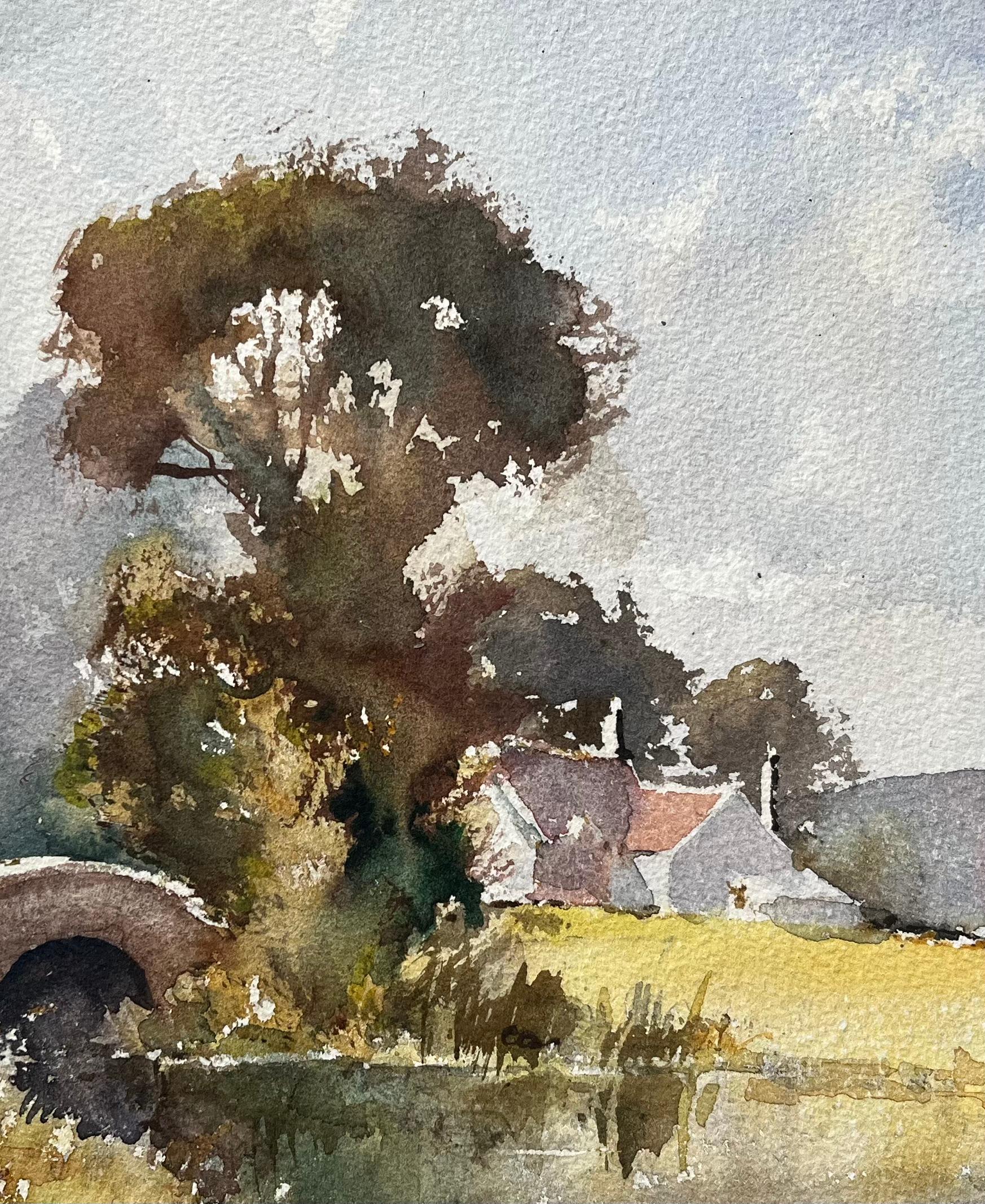 Britisches impressionistisches Aquarell einer Steinbrücke und eines Landhauses (Grau), Landscape Painting, von Anthony Avery