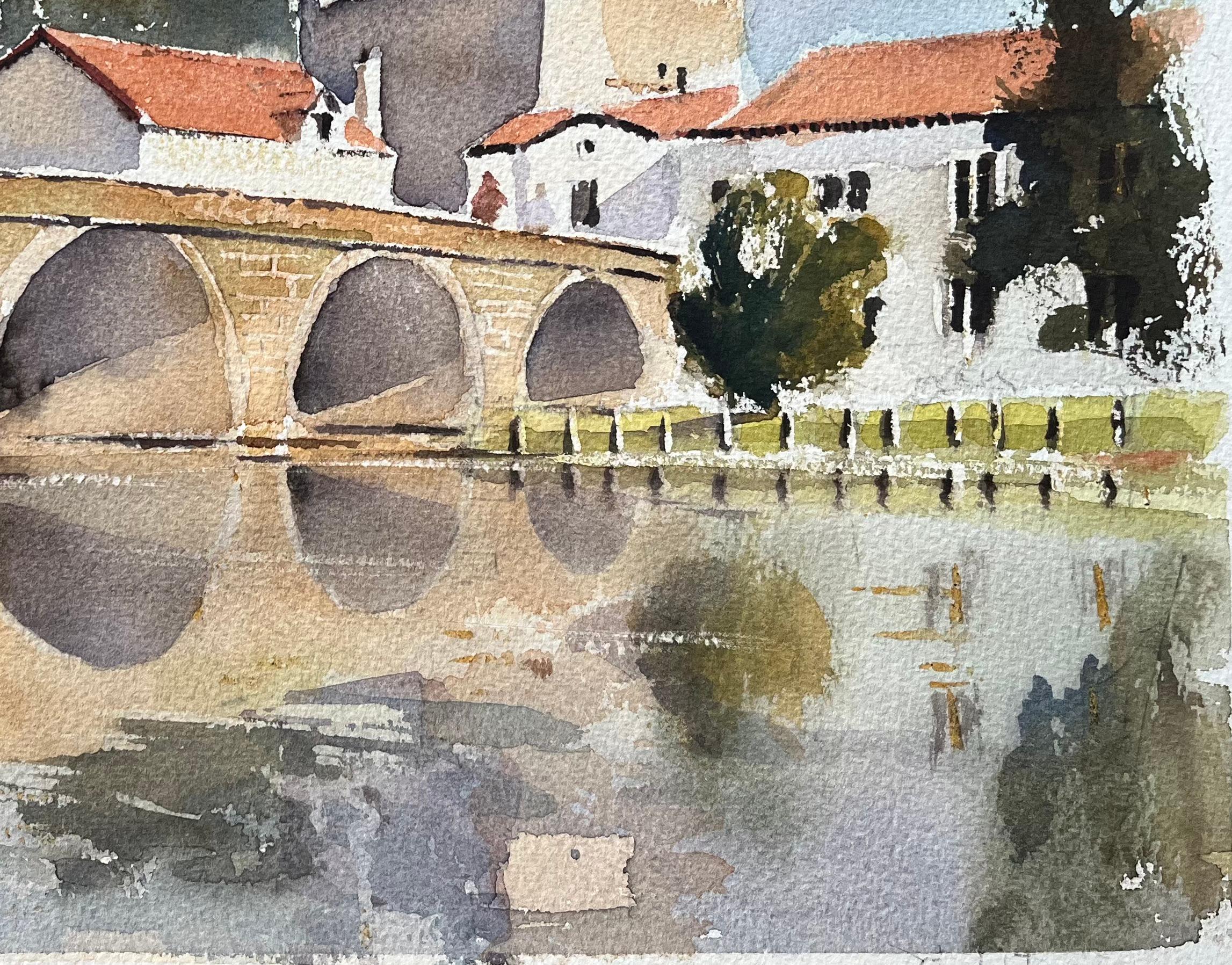 Aquarell eines britischen Impressionisten mit einer Steinbrücke und einem historischen Turm (Grau), Landscape Painting, von Anthony Avery