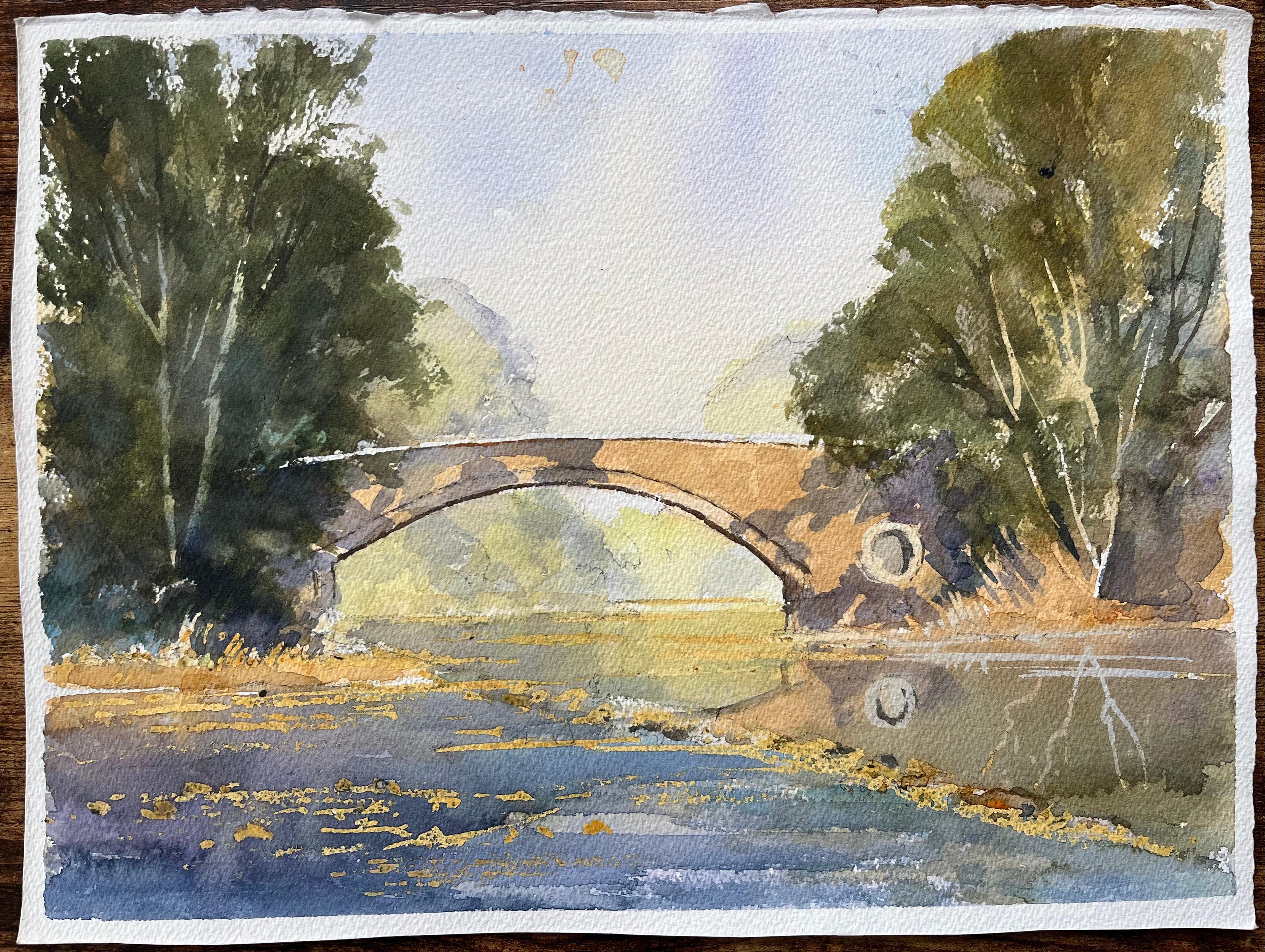 Britischer Impressionist Aquarell einer Steinbrücke über einen ruhigen Fluss – Painting von Anthony Avery