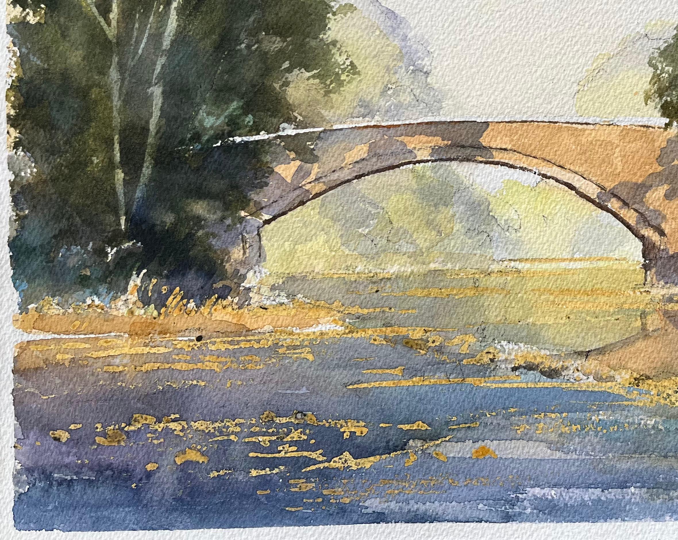 Britischer Impressionist Aquarell einer Steinbrücke über einen ruhigen Fluss (Grau), Landscape Painting, von Anthony Avery