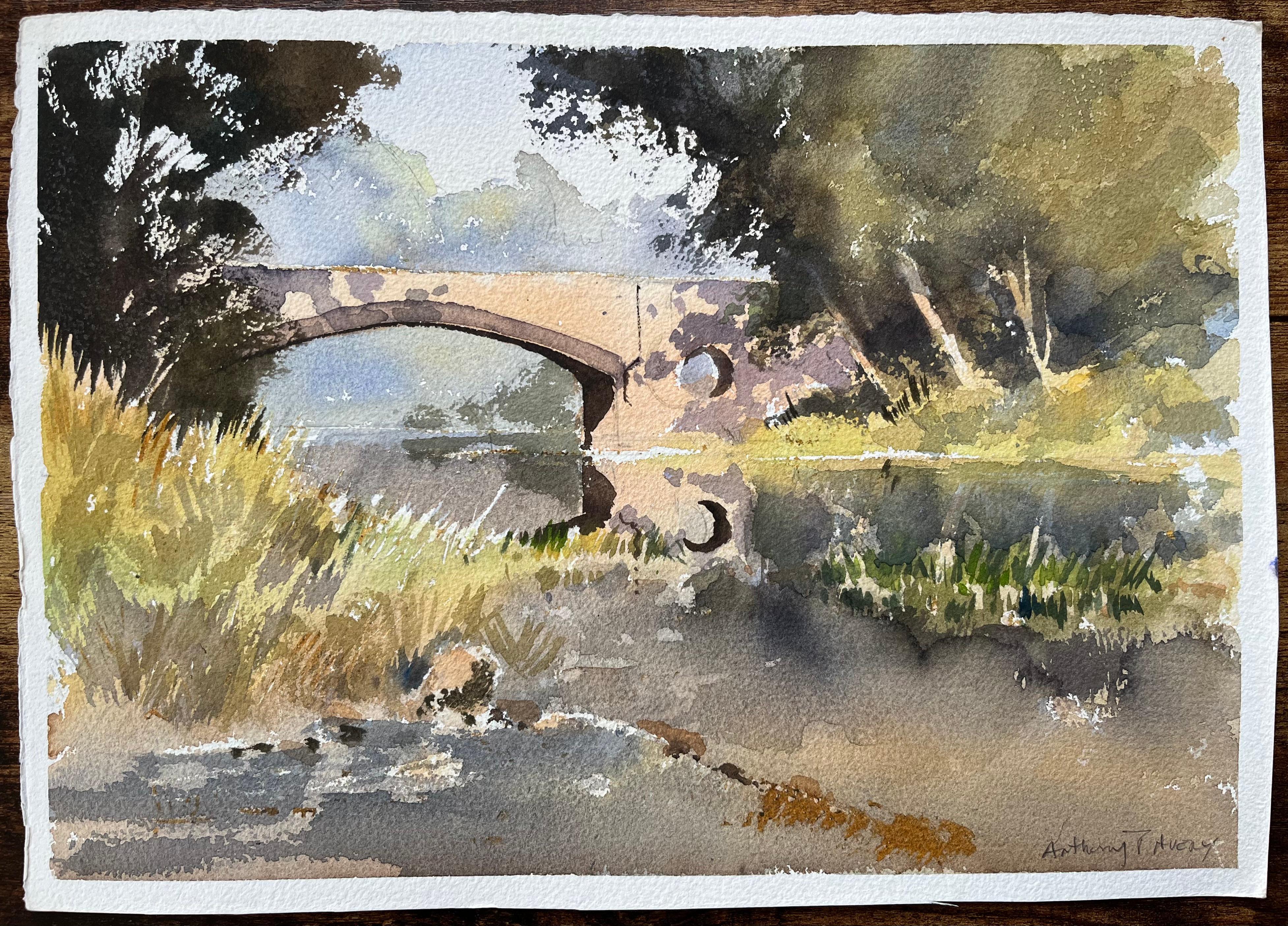 Britisches impressionistisches Aquarell einer Steinbrücke über einem Tranquil-Fluss – Painting von Anthony Avery
