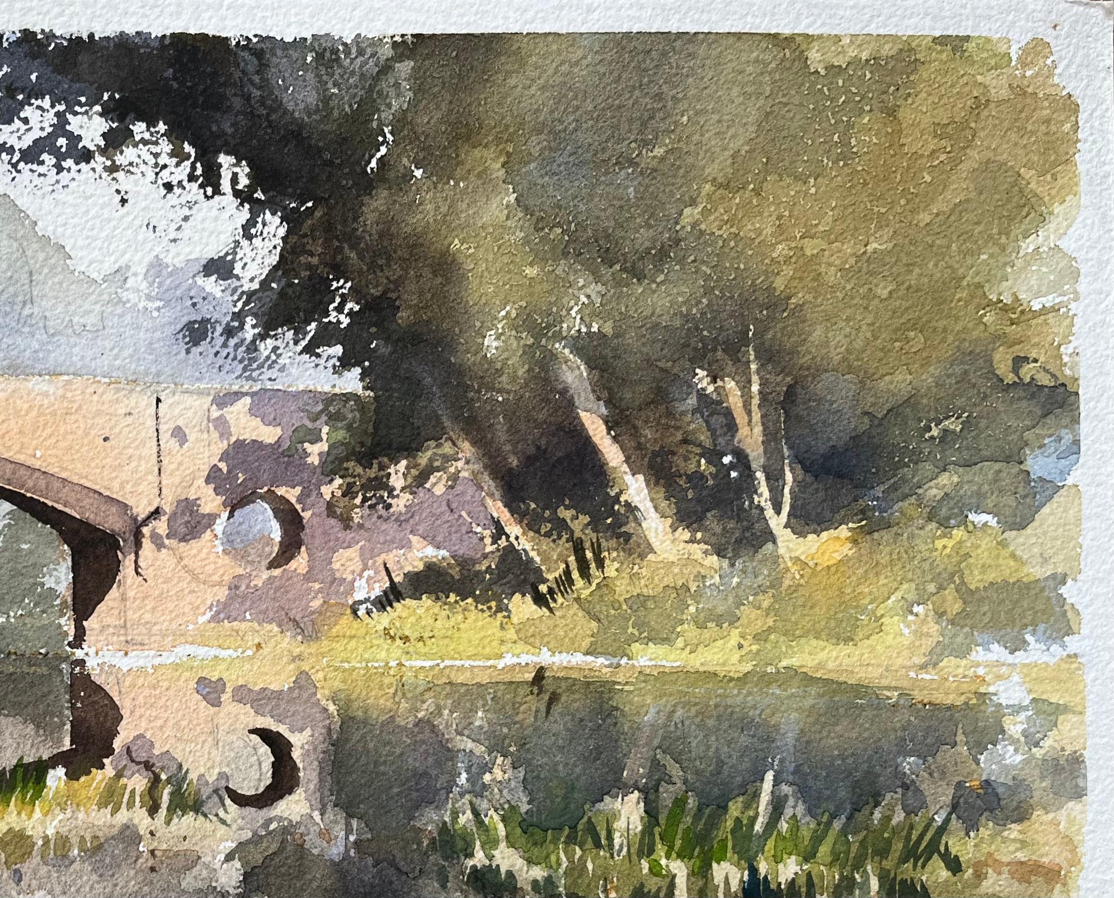 Britisches impressionistisches Aquarell einer Steinbrücke über einem Tranquil-Fluss (Braun), Landscape Painting, von Anthony Avery