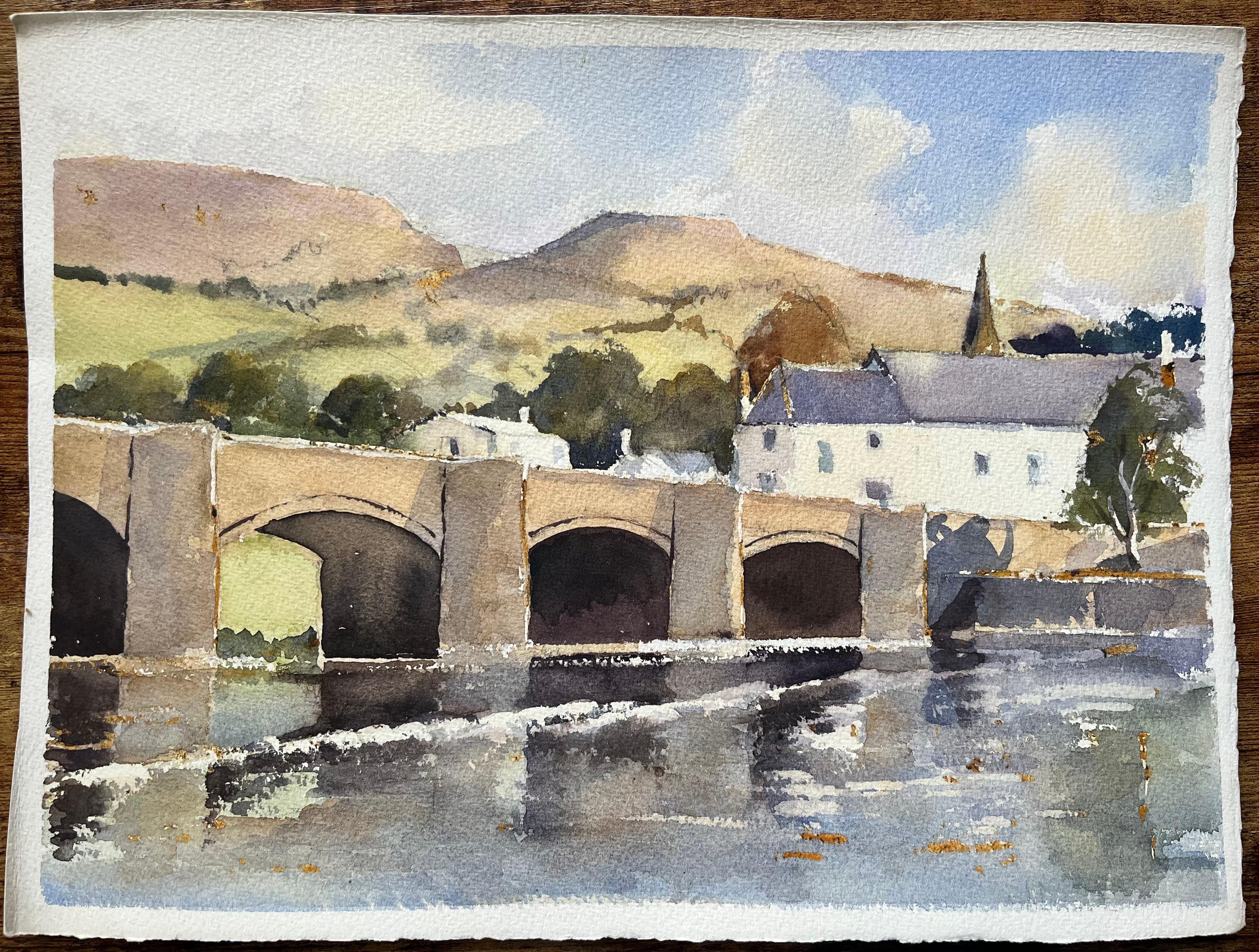 Britisches impressionistisches Aquarell einer Steinbrücke mit Hügeln und einer Kirche, British Impressionismus – Painting von Anthony Avery