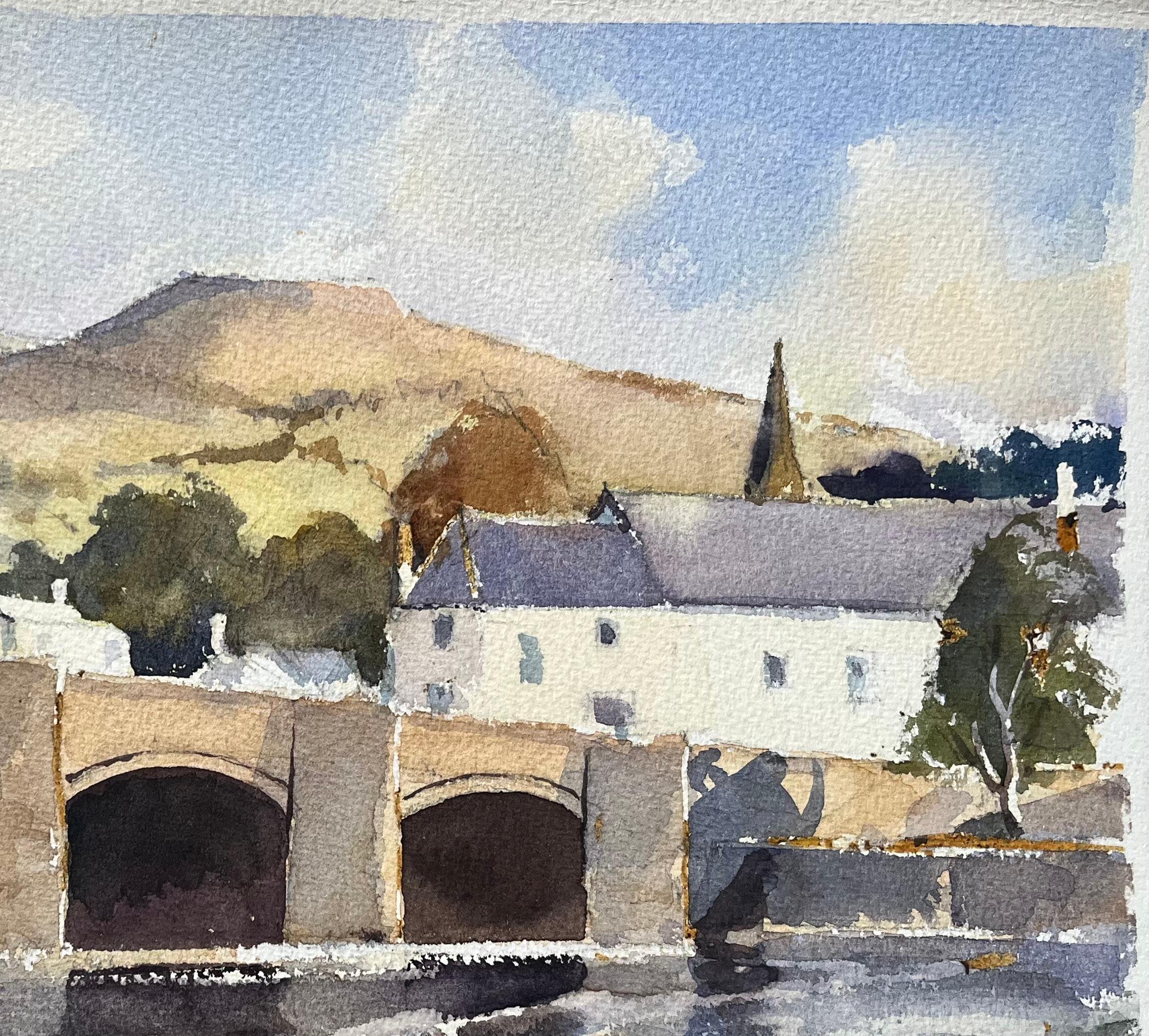 Britisches impressionistisches Aquarell einer Steinbrücke mit Hügeln und einer Kirche, British Impressionismus (Grau), Landscape Painting, von Anthony Avery