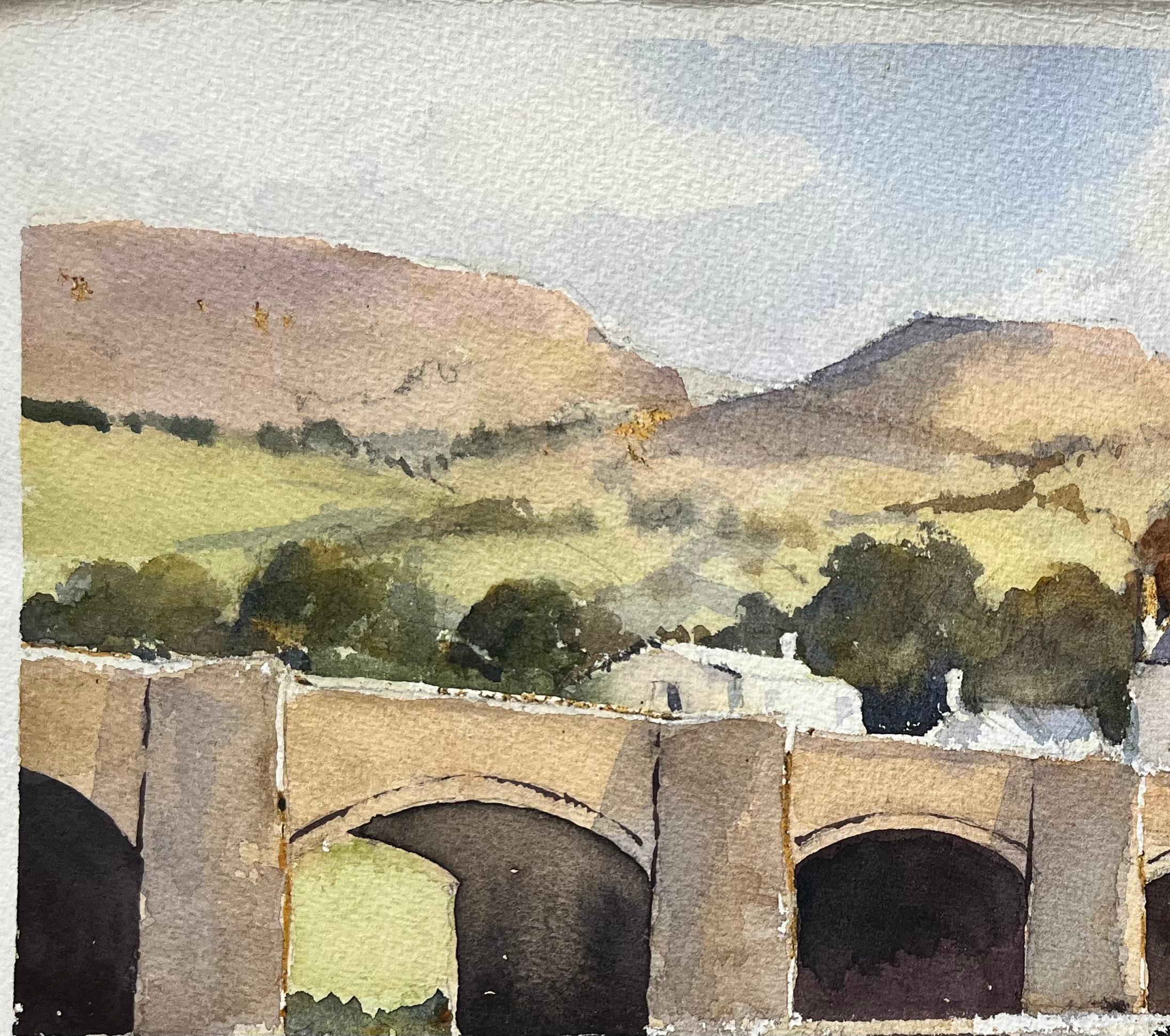Britisches impressionistisches Aquarell einer Steinbrücke mit Hügeln und einer Kirche, British Impressionismus im Angebot 2