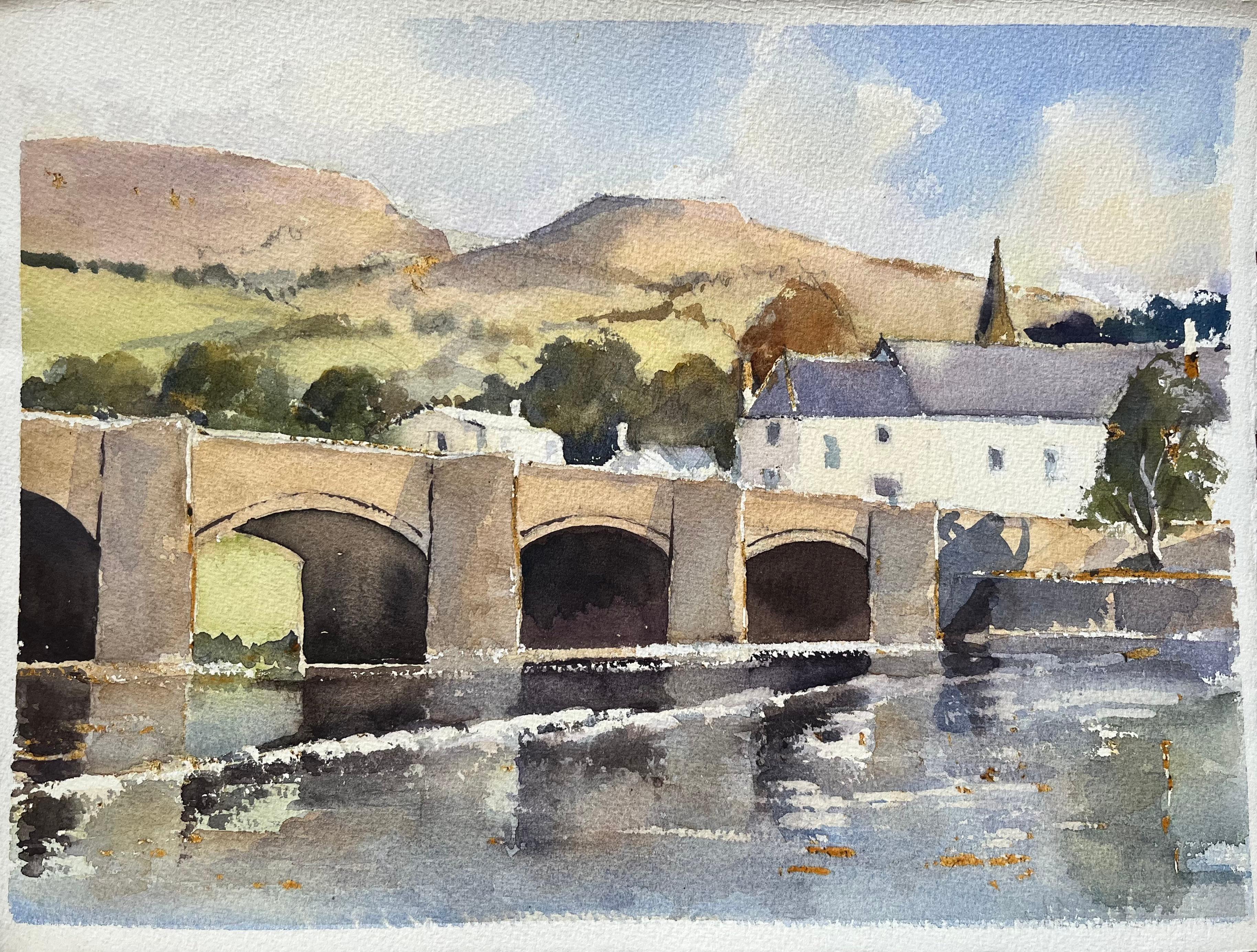 Anthony Avery Landscape Painting – Britisches impressionistisches Aquarell einer Steinbrücke mit Hügeln und einer Kirche, British Impressionismus