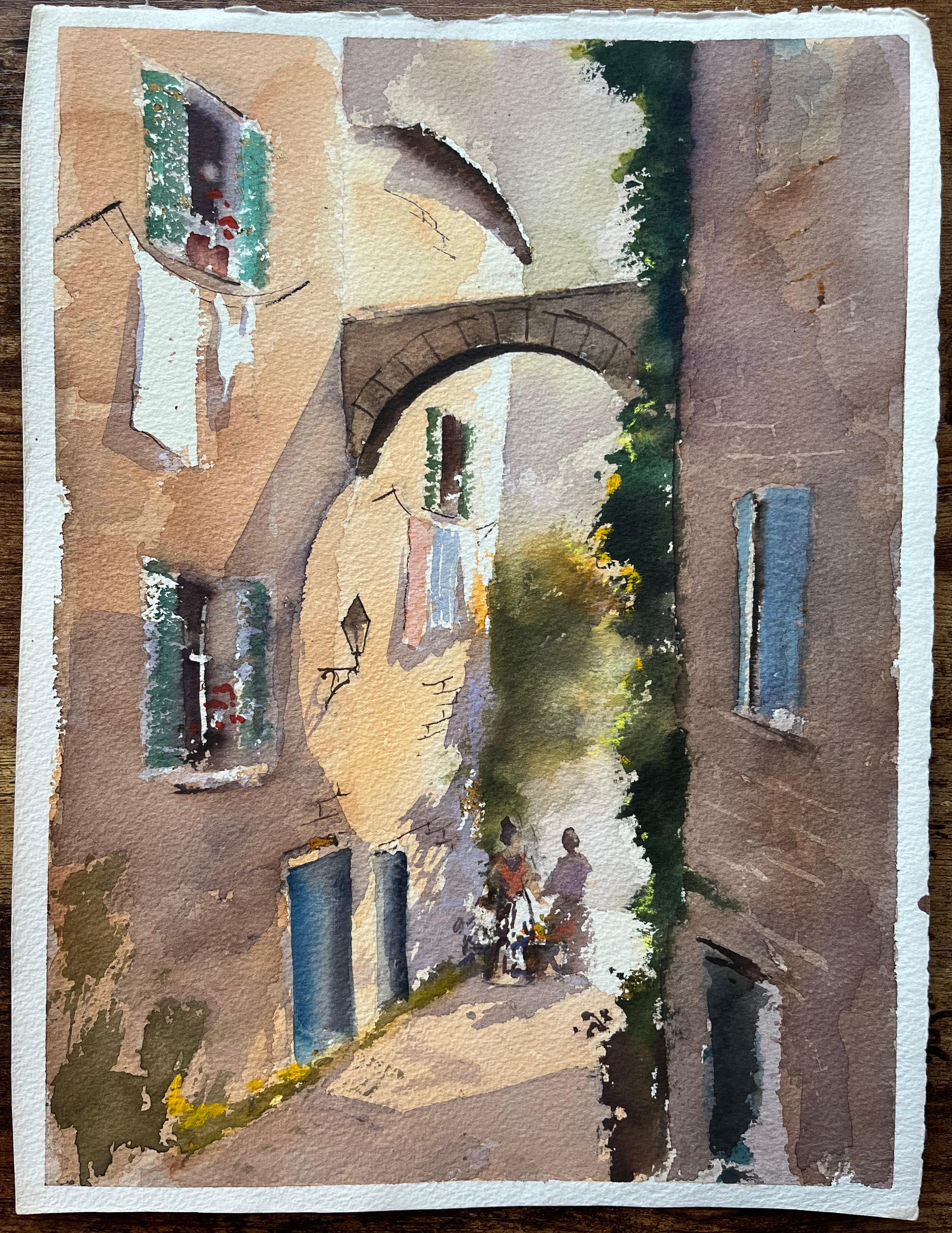 Acuarela impresionista británica de un callejón iluminado por el sol con arco y figuras - Painting de Anthony Avery