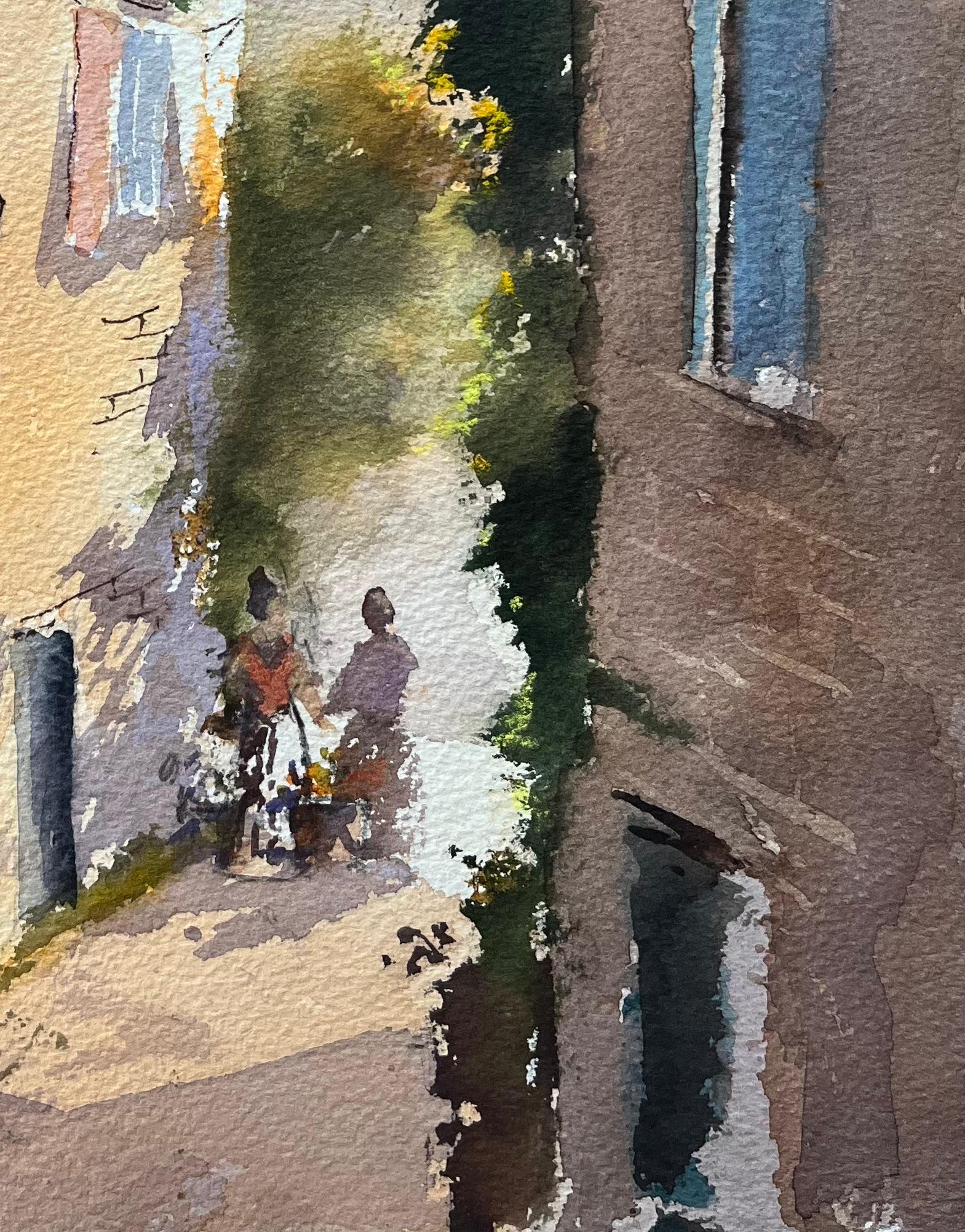 Acuarela impresionista británica de un callejón iluminado por el sol con arco y figuras - Painting Impresionista de Anthony Avery