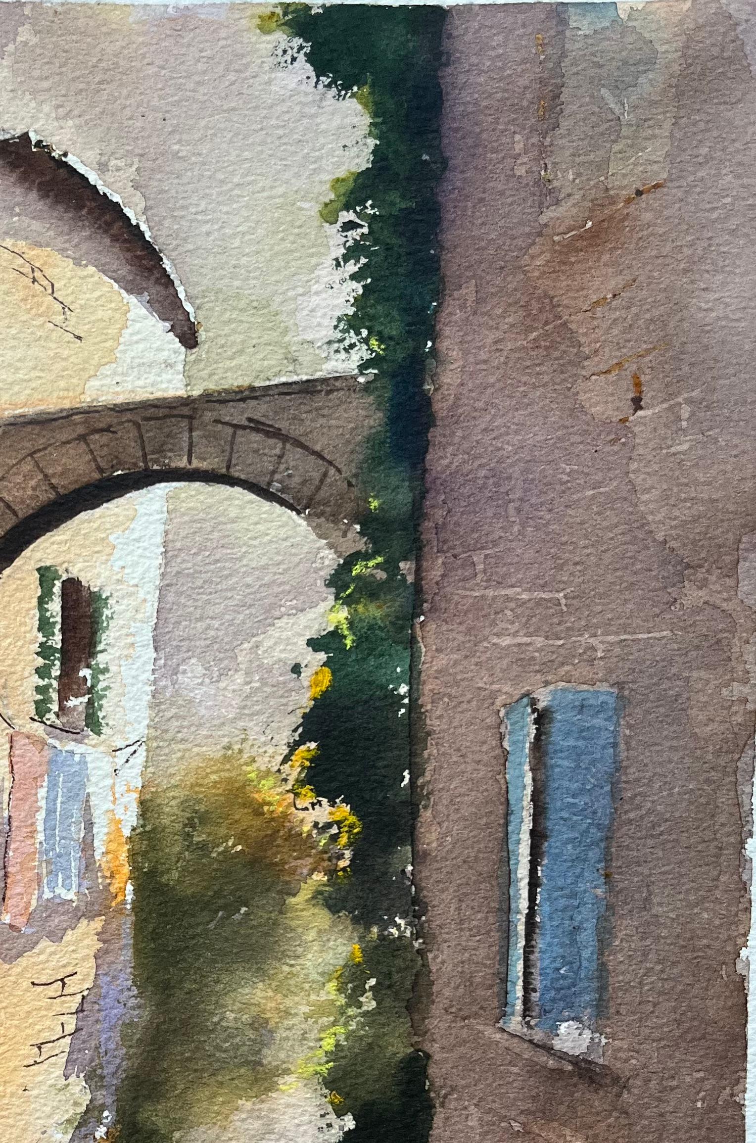 Acuarela impresionista británica de un callejón iluminado por el sol con arco y figuras - Landscape Painting Marrón de Anthony Avery