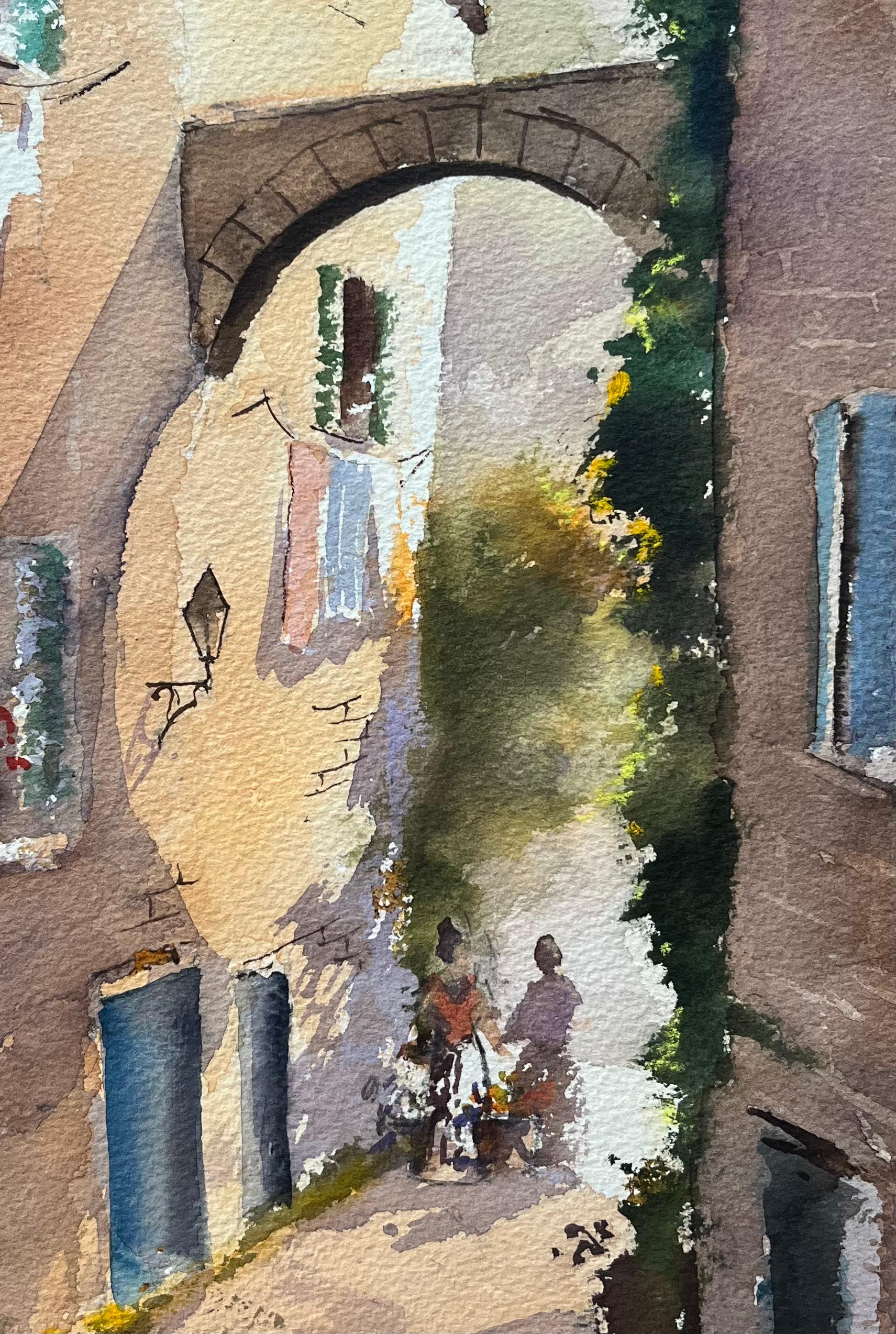 Acuarela impresionista británica de un callejón iluminado por el sol con arco y figuras en venta 2