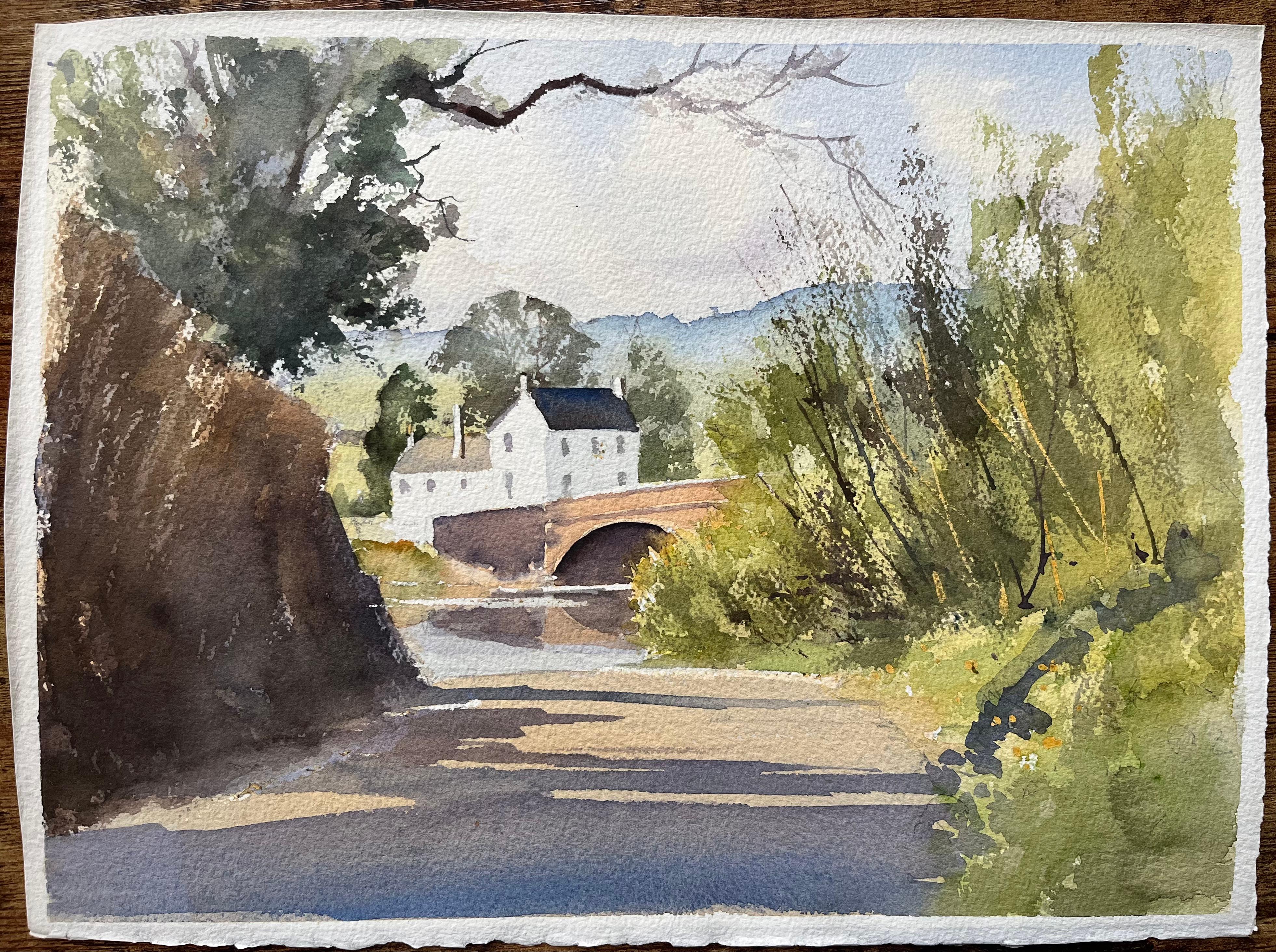 Acuarela impresionista británica de un camino rural iluminado por el sol que conduce a un puente - Painting de Anthony Avery