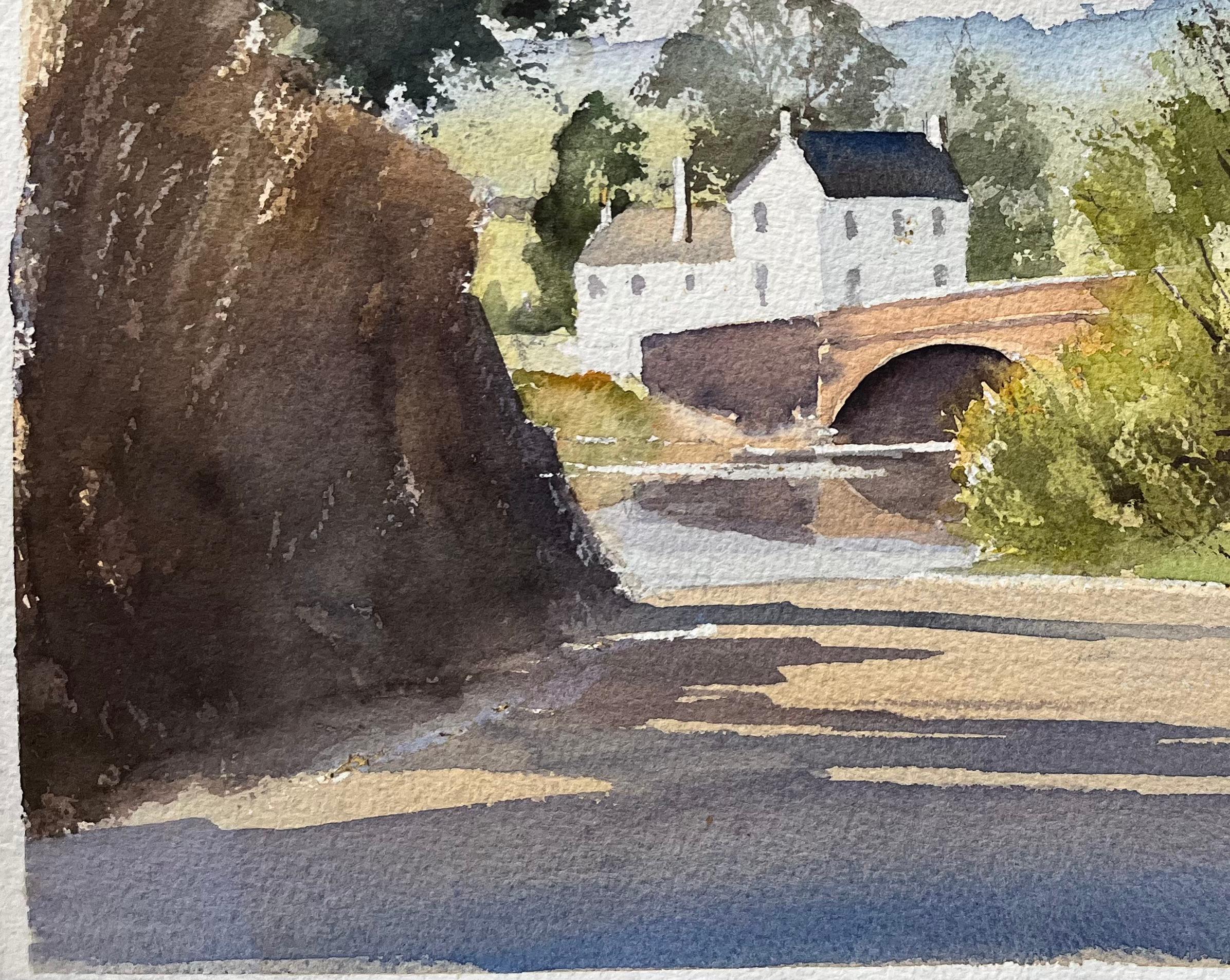 Acuarela impresionista británica de un camino rural iluminado por el sol que conduce a un puente - Landscape Painting Gris de Anthony Avery