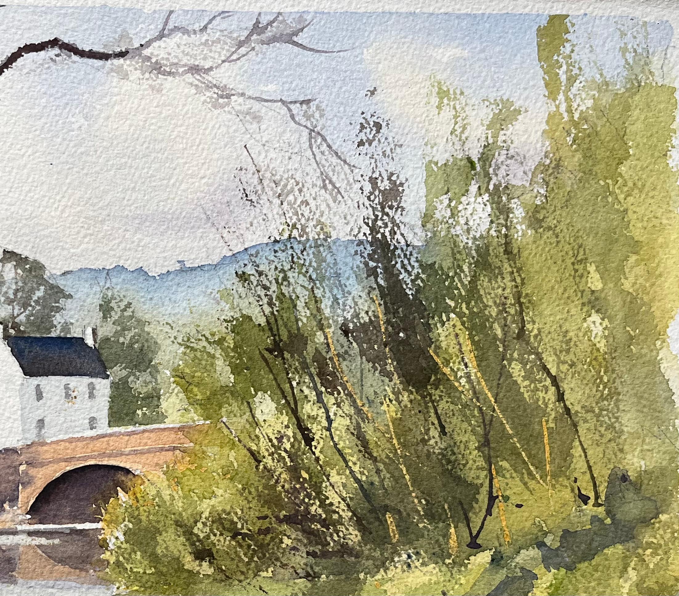 Título: Acuarela impresionista británica de un camino rural iluminado por el sol que conduce a un puente 
Por Anthony Avery (británico 1946-2023)
Acuarela original sobre papel de artista, sin enmarcar
Dimensiones: 11,25 x 15,25 pulgadas (Alto x