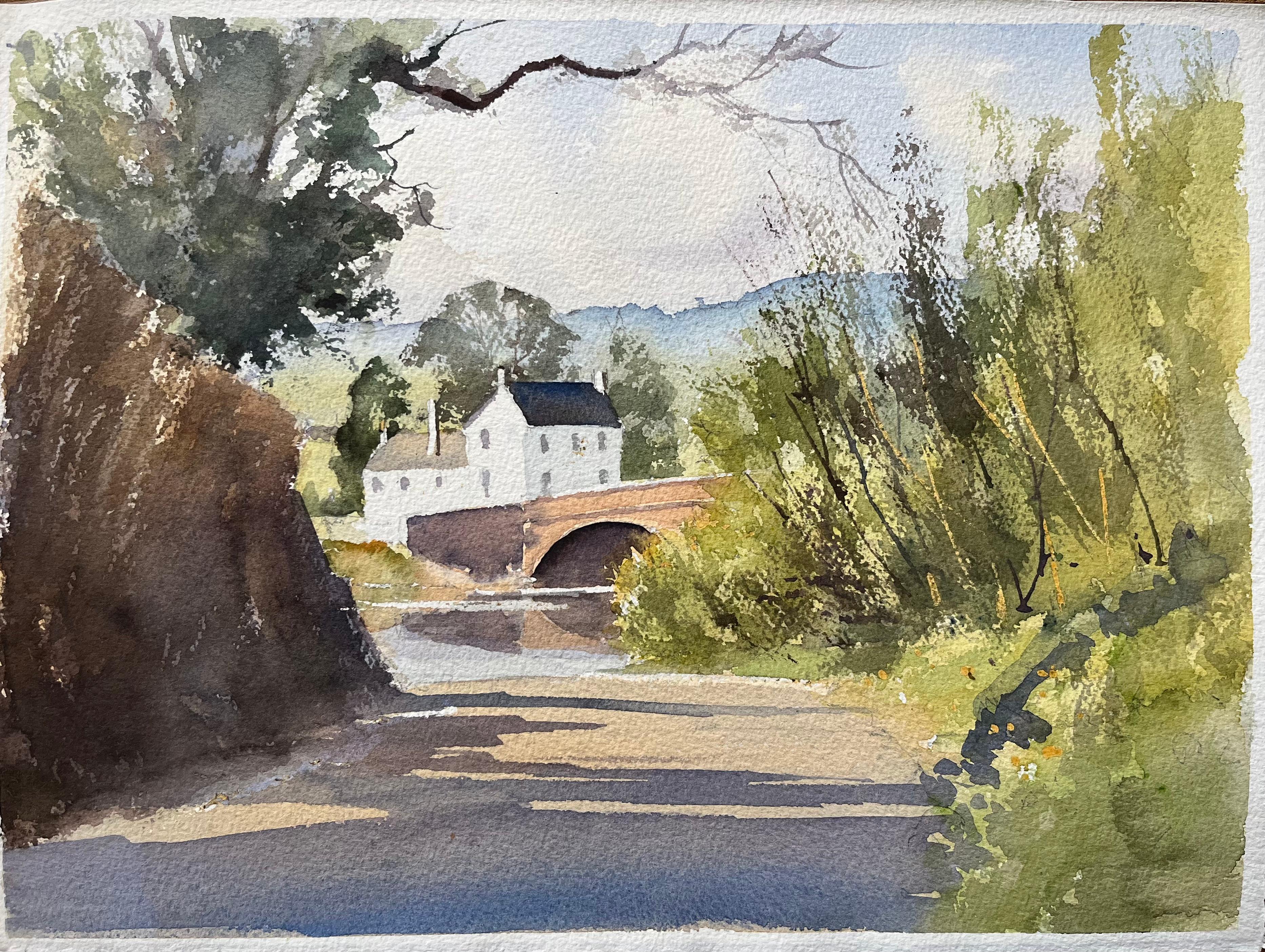 Landscape Painting de Anthony Avery - Acuarela impresionista británica de un camino rural iluminado por el sol que conduce a un puente
