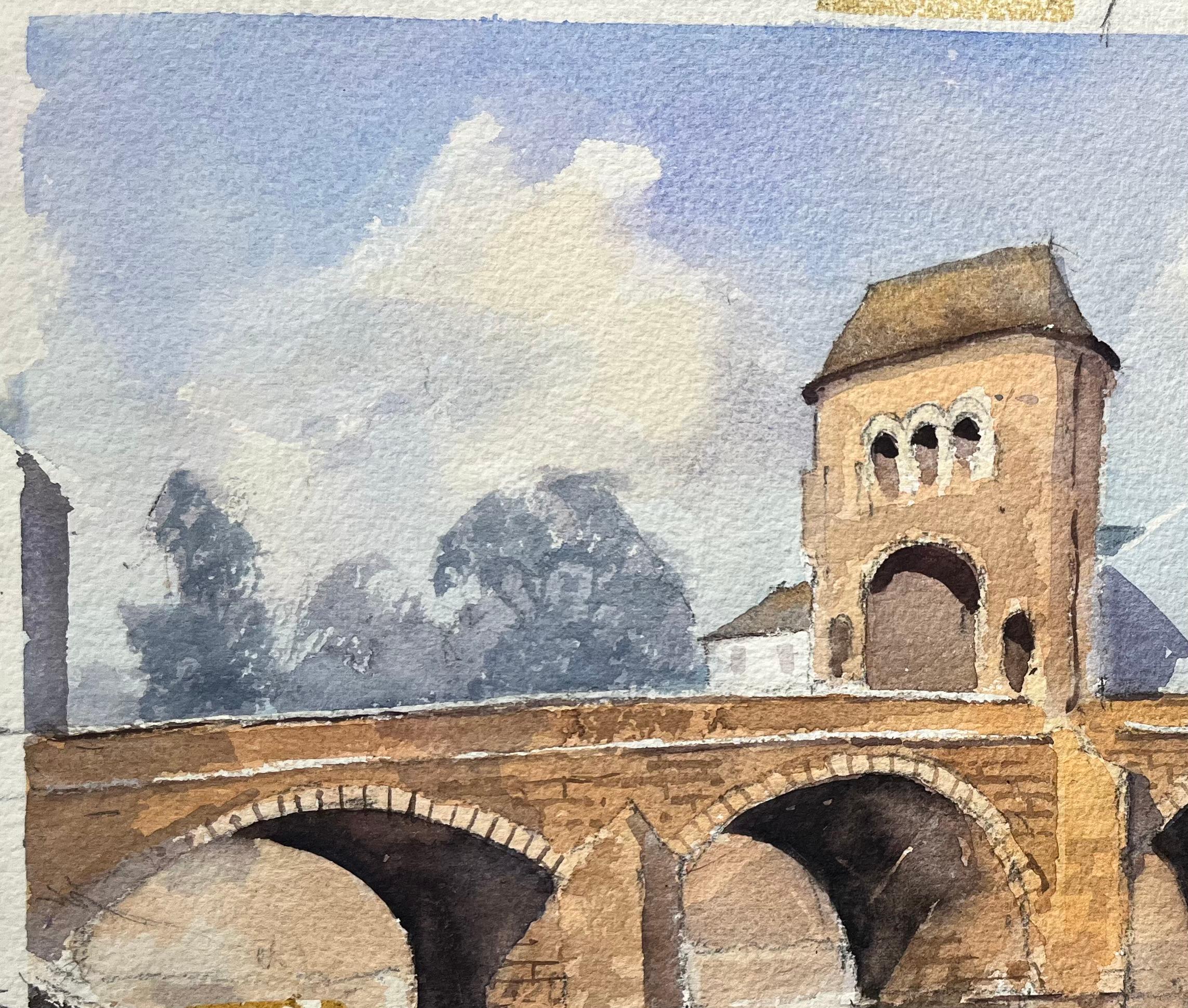 Acuarela impresionista británica de un puente de piedra iluminado por el sol y un pueblo ribereño - Painting Impresionista de Anthony Avery