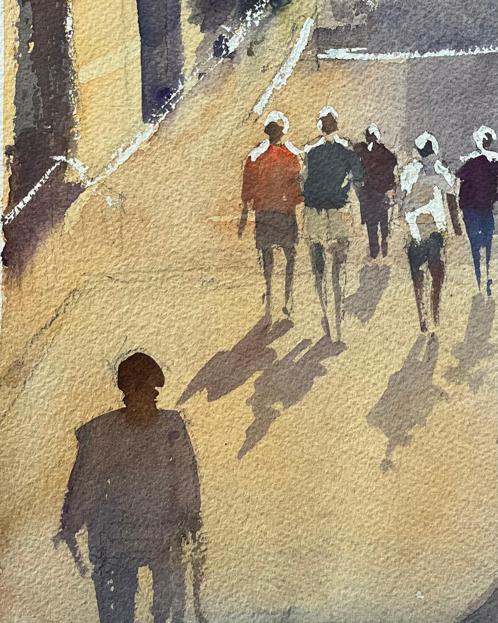 Acuarela impresionista británica de una calle iluminada por el sol con figuras - Landscape Painting Marrón de Anthony Avery